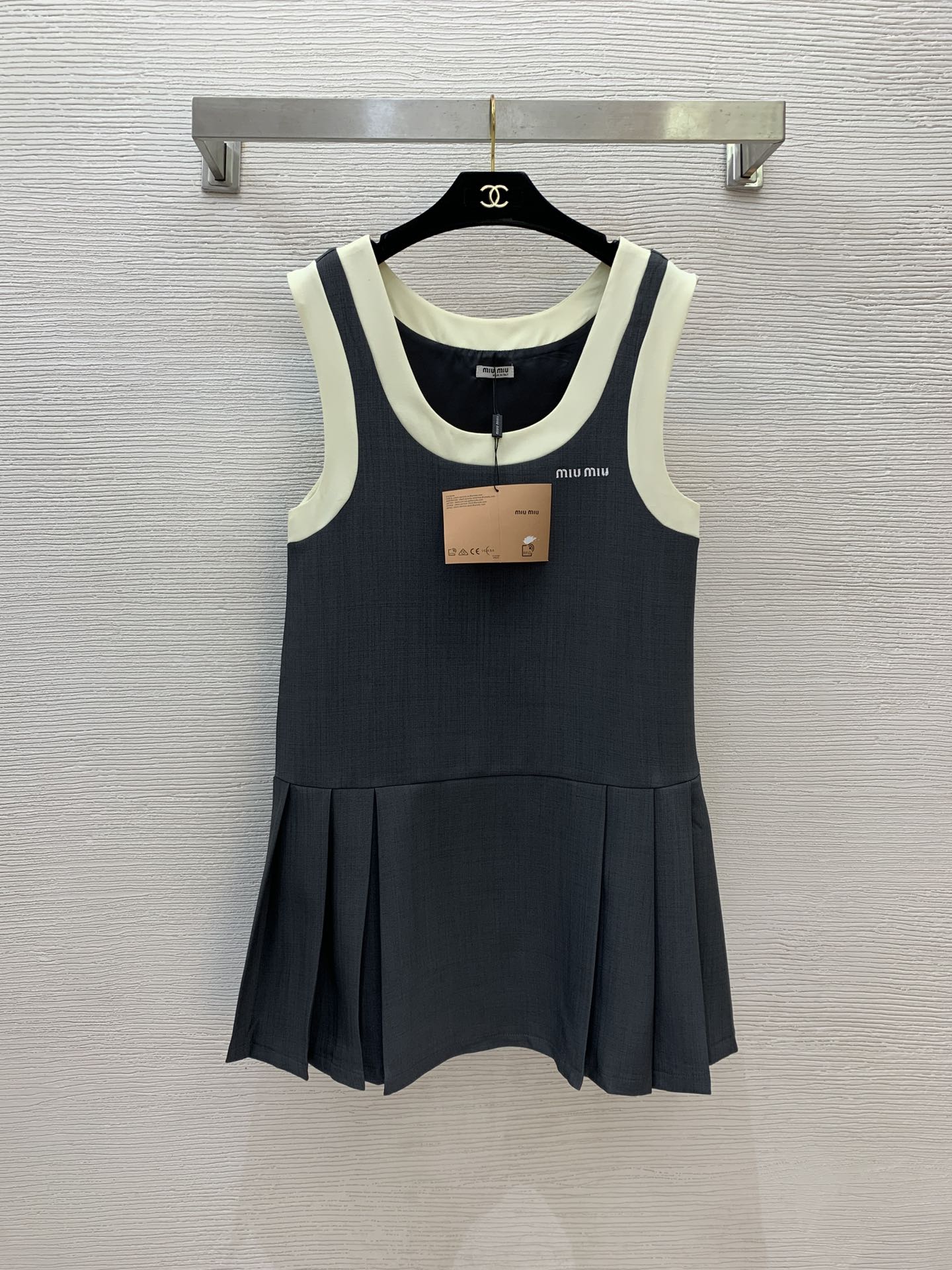 NO:313423,Model number G25020824 MiuMi* Miujia new style, fashionable age-reducing contrasting color spliced ​​letter logo embroidered badge pleated skirt, waist-hugging and slimming sleeveless vest dress!  Gray, (M size bust 90, skirt length 85), miumiu, skirt ts, alexander wang19860909款号G25020824 MiuMi*缪家新款 时尚减龄撞色拼接字母logo刺绣胸章压褶裙摆收腰显瘦无袖背心连衣裙！灰色,（M码胸围90,裙长85）,,miumiu,skirts,alexander wang,Women's clothing