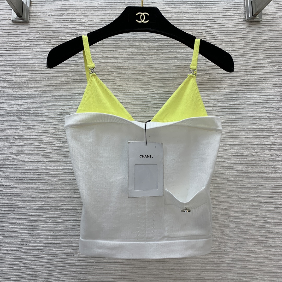 NO:306718,Model number D25021587 Chane* new style contrasting color splicing double C accessories decorate slim fit and slim small suspender vest top!  White, one size (bust 68, 44 length, chanel, alexander wang19860909款号D25021587 Chane*新款 撞色拼接双C配件装饰修身显瘦小吊带背心上衣！白色,均码（胸围68,衣长44,,chanel,alexander wang,Women's clothing