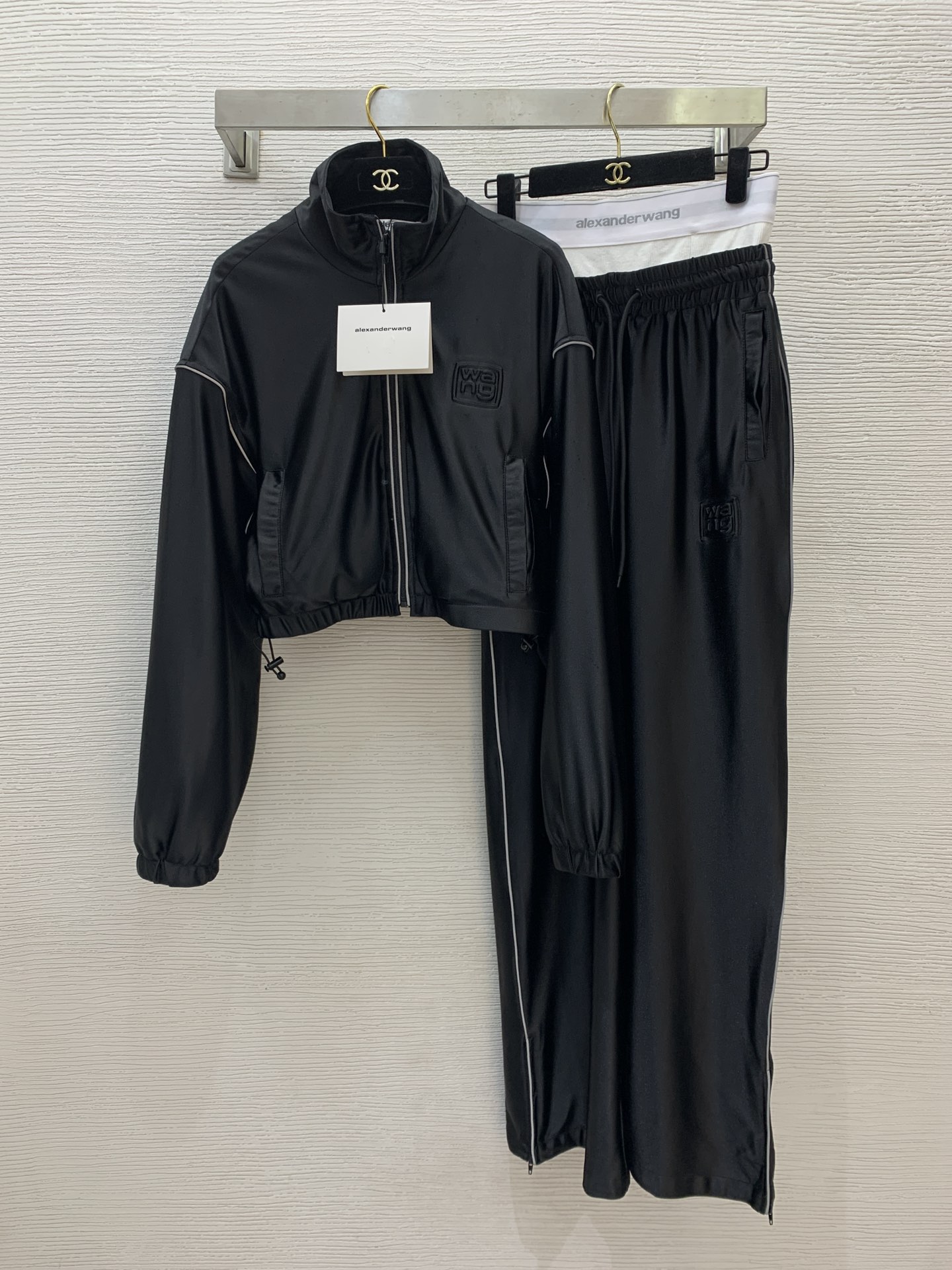 NO:313406,Model number G25020757 Alexander Wan* Wangjia new fashionable and casual two-piece set!  Loose and versatile hem elastic drawstring design zipper jacket jacket short top removable waist contrast splicing personality fashionable wide-leg pants casual trousers!  Black, (M size bust 96, sleeve length 56, clothing length 46; no size, waist 66 elastic, trousers length 104, total length 110, alexander wang, jackets & coats, jackets & coats, alexander wang19860909款号G25020757 Alexander Wan*大王家新款时尚休闲两件套装！宽松百搭下摆松紧抽绳设计拉链夹克外套短款上衣可拆卸腰头撞色拼接个性时尚阔腿裤休闲长裤！黑色,（M码胸围96,袖长56,衣长46；没有码数,腰围66松紧,裤长104,总长110,,alexander wang,jackets & coats,jackets & coats,alexander wang,Women's clothing