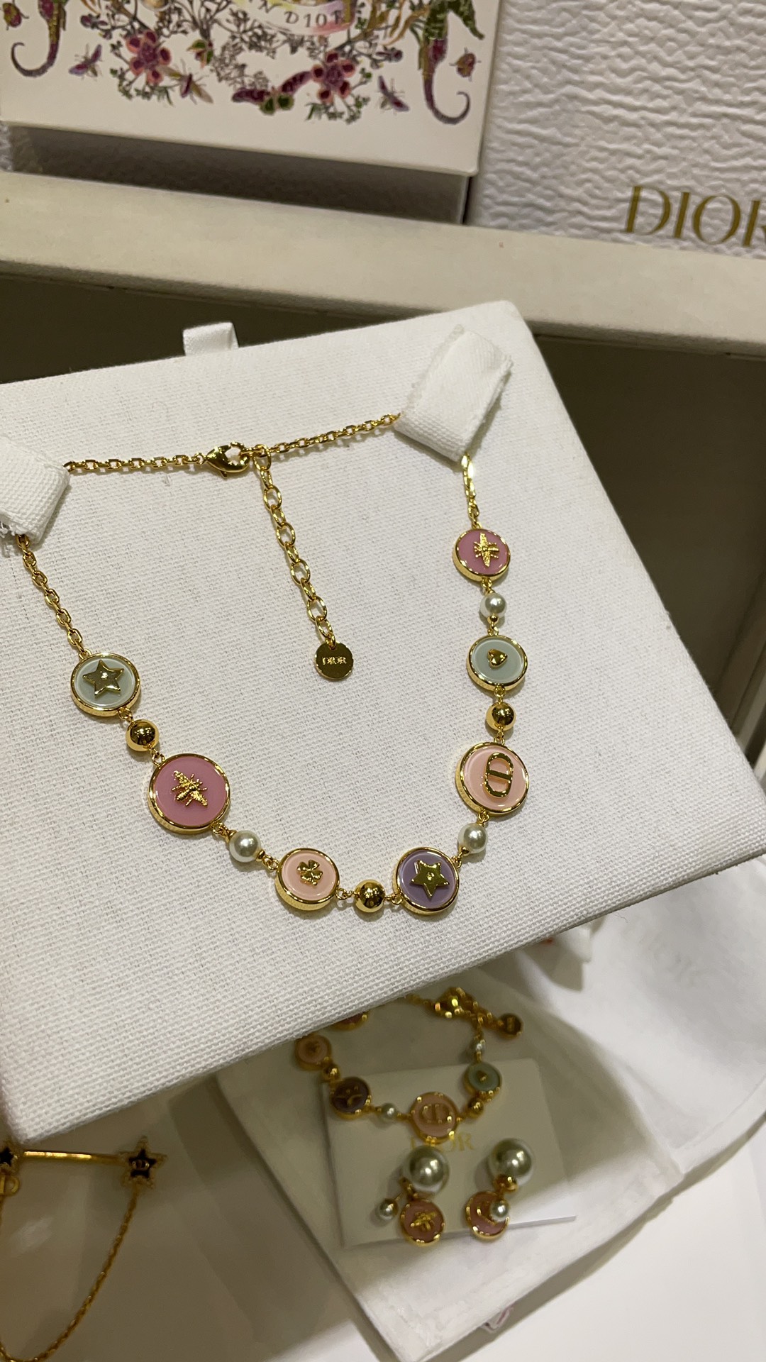 NO:633913,88260, today's new early spring new necklace, 25 years new D-Luck colored resin round necklace, bee + star + CD + four leaf clover + love various elements, with macaron colored resin round small buttons, dreamy girly feeling, very sweet and vintage texture, z consistent brass material, necklace, Cartier high-end jewelry1986090988260,今日新品早春新款项链 25年新款D-Luck彩色树脂圆形项链 蜜蜂+星星+CD+四叶草+爱心各种元素 搭配马卡龙彩色树脂圆形小纽扣 梦幻少女感拿捏了很甜很vintage质感 z一致黄铜材质,,necklace,卡迪亚高端饰品,Jewelry