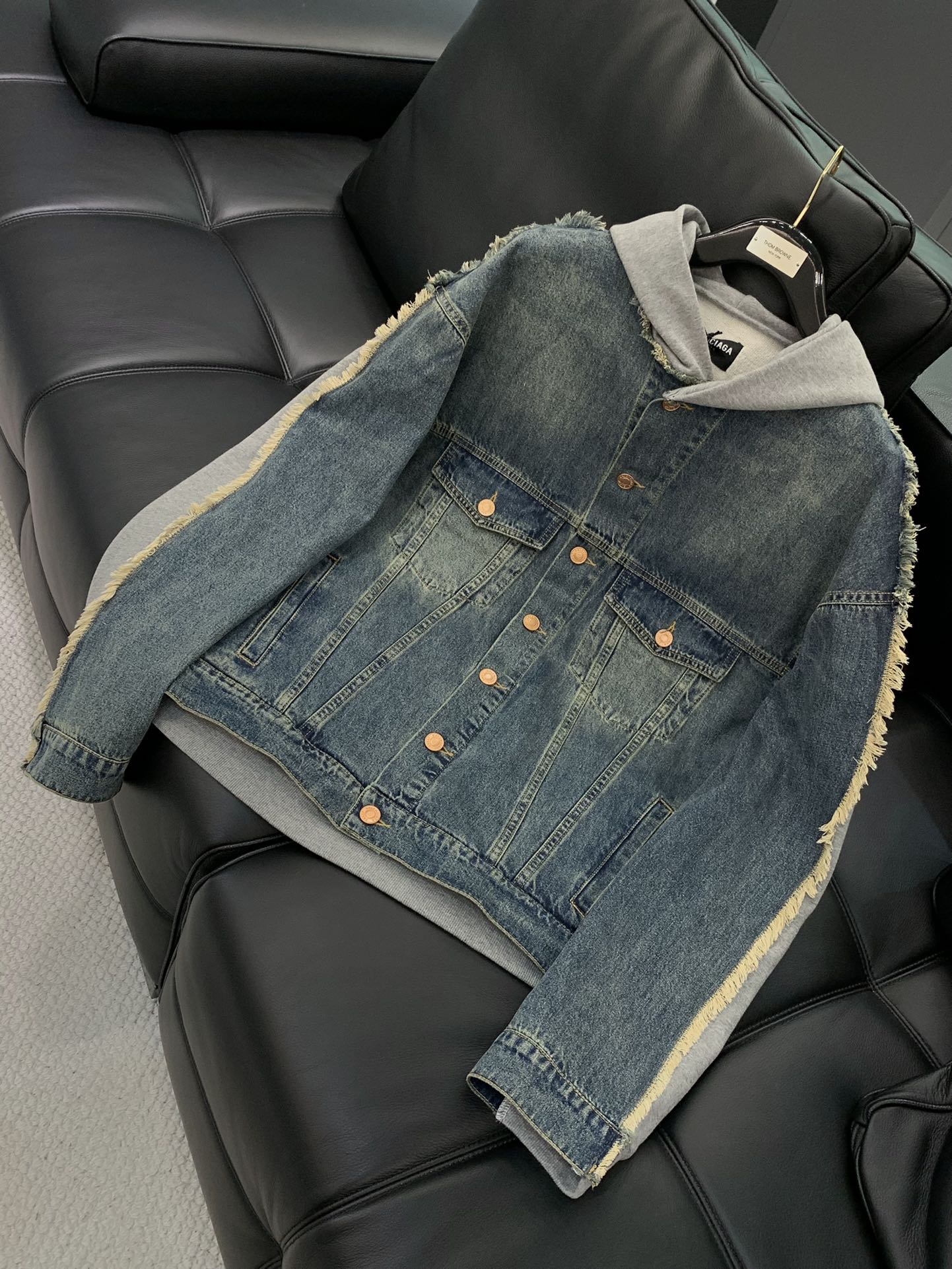 ，Balenciaga 巴黎世家，2025春季最新款，专柜同步有售，原单狠货，爆款时尚休闲牛仔拼接外套，
