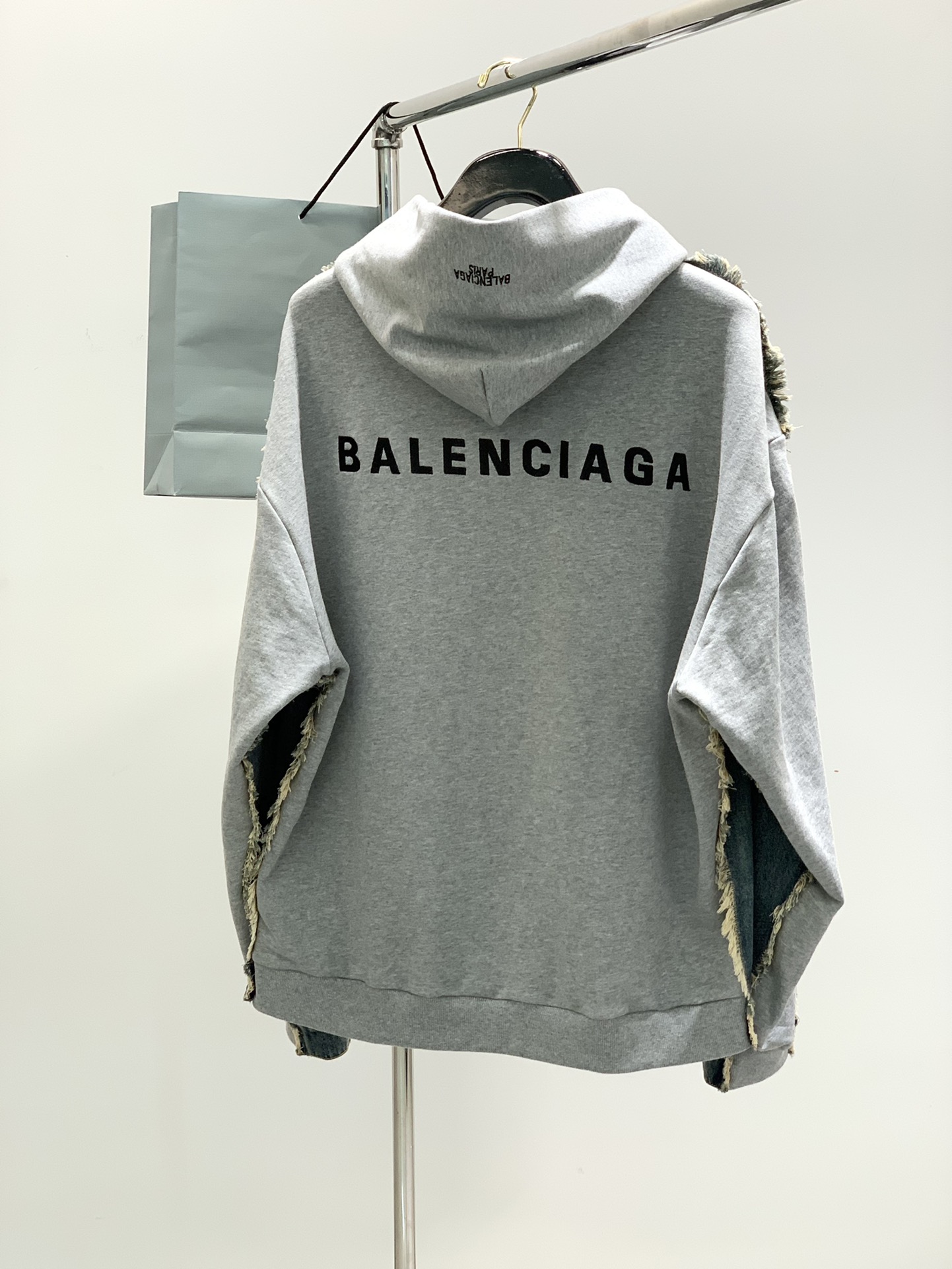，Balenciaga 巴黎世家，2025春季最新款，专柜同步有售，原单狠货，爆款时尚休闲牛仔拼接外套，