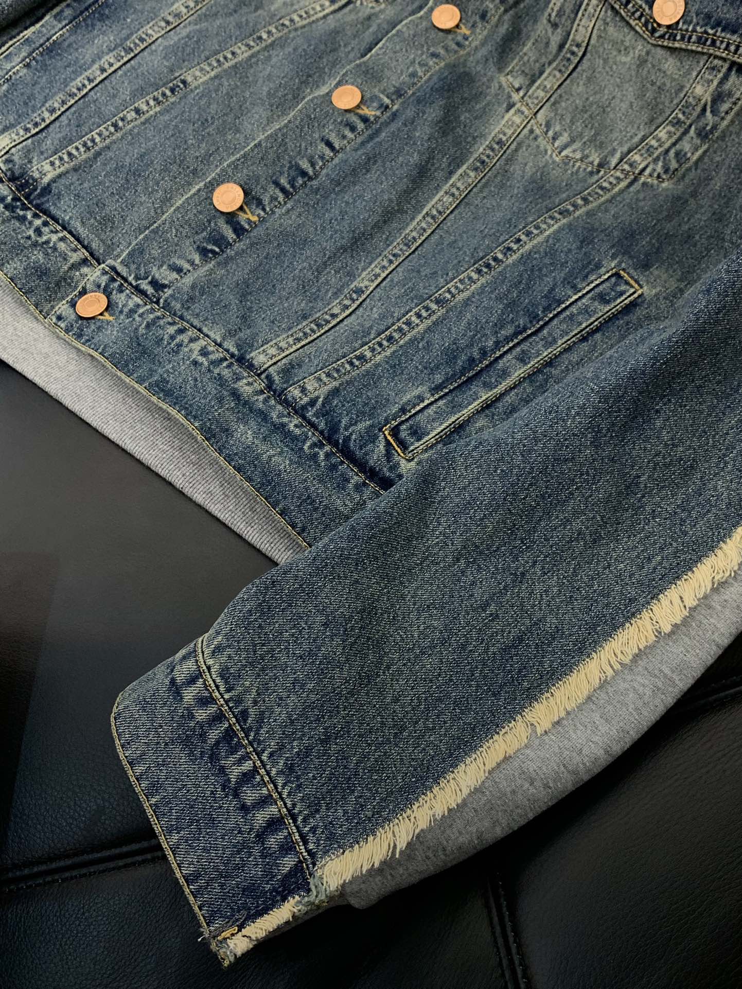 ，Balenciaga 巴黎世家，2025春季最新款，专柜同步有售，原单狠货，爆款时尚休闲牛仔拼接外套，