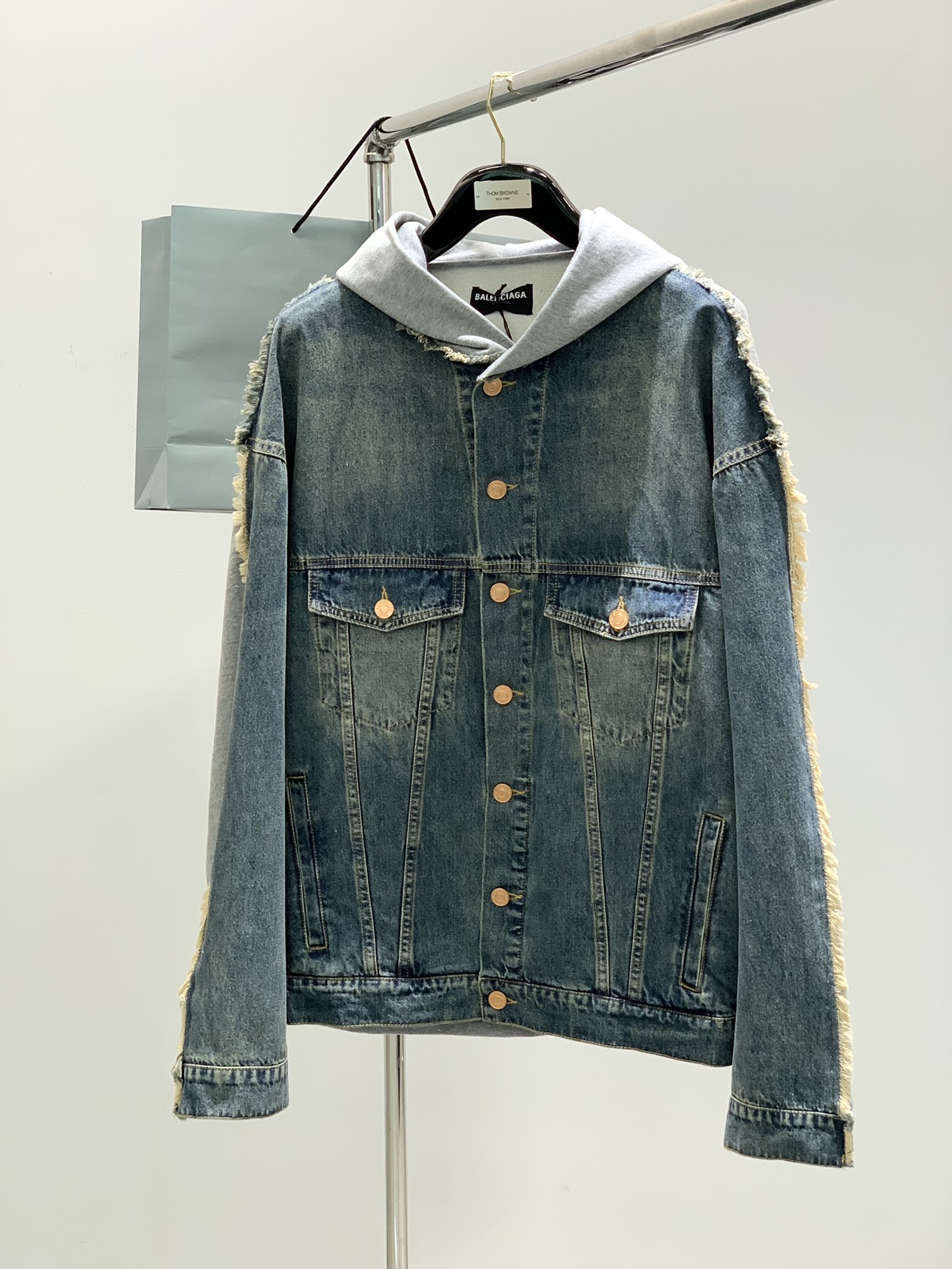 ，Balenciaga 巴黎世家，2025春季最新款，专柜同步有售，原单狠货，爆款时尚休闲牛仔拼接外套，