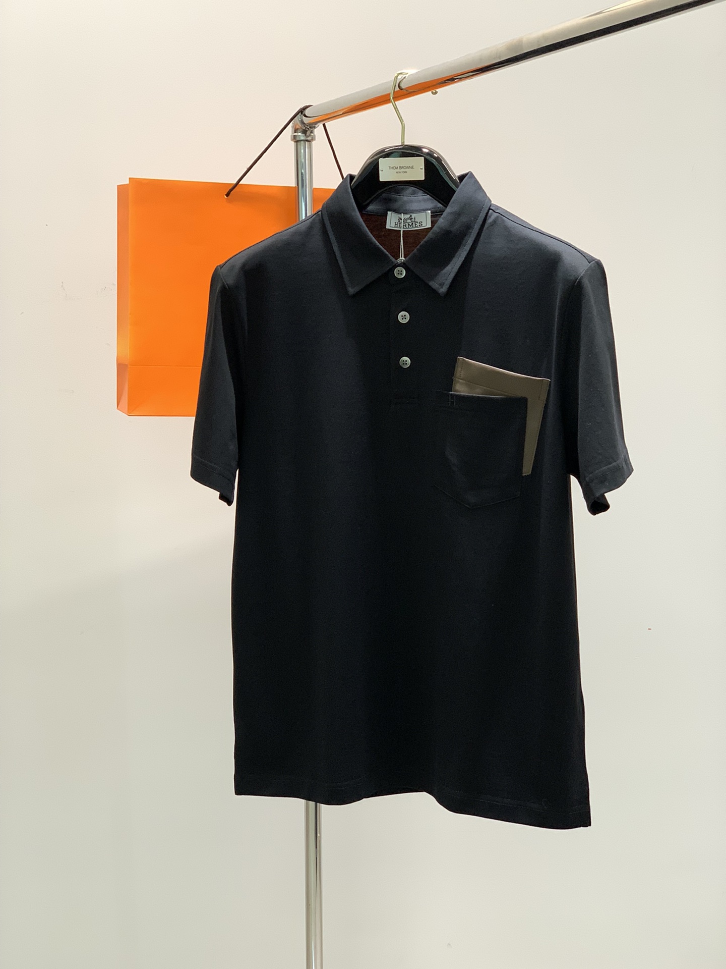 NO:116510,,Hermès Hermès, the latest products in spring and summer 2025, special counters are available at the same time, original singles, fashionable and casual lapel short-sleeved T-shirt, customized imported original fabric, comfortable and breathable, exquisite embroidery craft letter pattern decoration logo, top body handsome and stylish, 4 colors recommended, code number M-3XL, hermes, hermes, T-shirt, tees, t-shirt, alexander wang19860909,Hermès 爱马仕,2025春夏最新品,专柜同步有售,原单狠货,时尚休闲翻领短袖T恤,定制进口原版面料,舒适透气,精致刺绣工艺字母图案装饰logo, 上身帅气有型,4色推荐,码数M-3XL,,hermes,hermes,T-shirt,tees，t-shirt,alexander wang,Men's clothing