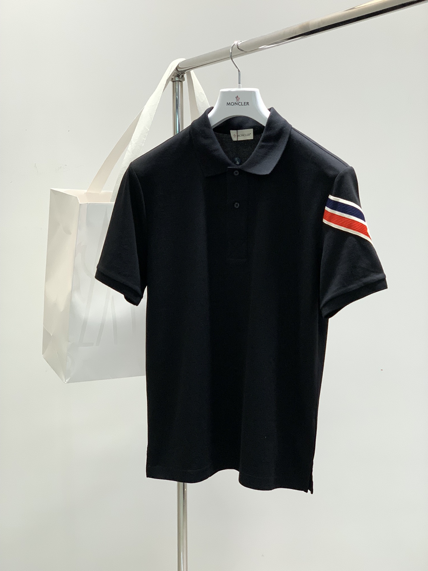 NO:116508,,Moncler hood, the latest 2025 summer products, available at the same time for counters, original single ruthless goods, fashionable and casual lapel short-sleeved T-shirt, comfortable upper body!  Eye-catching and highlighted, using imported original fabric, top-grade embroidery craft letter pattern logo, simple but not lacking in fashion, fashionable and handsome on the upper body, 3 colors recommendation, code number M-3XL, christian louboutin, Moncler, T-shirt, tees, t-shirt, alexander wang19860909,Moncler 蒙口,2025夏季最新品,专柜同步有售,原单狠货,时尚休闲翻领短袖T恤,上身舒适！吸睛而有亮点,采用进口原版面料,顶级刺绣工艺字母图案logo,简单而不失时尚,上身时尚帅气,3色推荐,码数M-3XL,,christian louboutin,Moncler,T-shirt,tees，t-shirt,alexander wang,Men's clothing