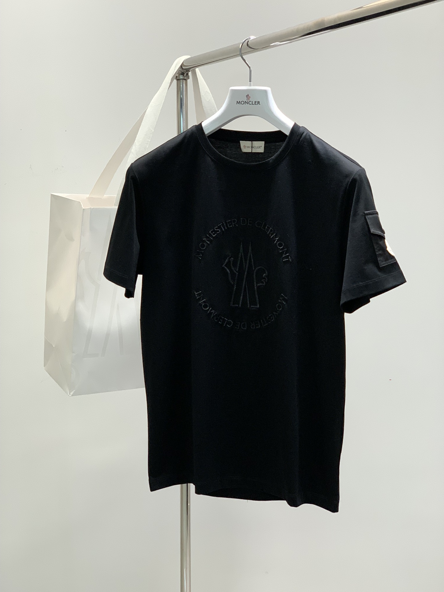 NO:116506,,Moncler hood, the latest 2025 summer product, available at the same time for counters, original single ruthless goods, fashionable and casual round neck short-sleeved T-shirt, comfortable upper body!  Eye-catching and highlighted, using imported original fabric, top-grade embroidery craft letter pattern logo, simple but not lacking in fashion, fashionable and handsome, 2 colors recommended, code number M-3XL, christian louboutin, Moncler, T-shirt, tees, t-shirt, alexander wang19860909,Moncler 蒙口,2025夏季最新品,专柜同步有售,原单狠货,时尚休闲圆领短袖T恤,上身舒适！吸睛而有亮点,采用进口原版面料,顶级刺绣工艺字母图案logo,简单而不失时尚,上身时尚帅气,2色推荐,码数M-3XL,,christian louboutin,Moncler,T-shirt,tees，t-shirt,alexander wang,Men's clothing