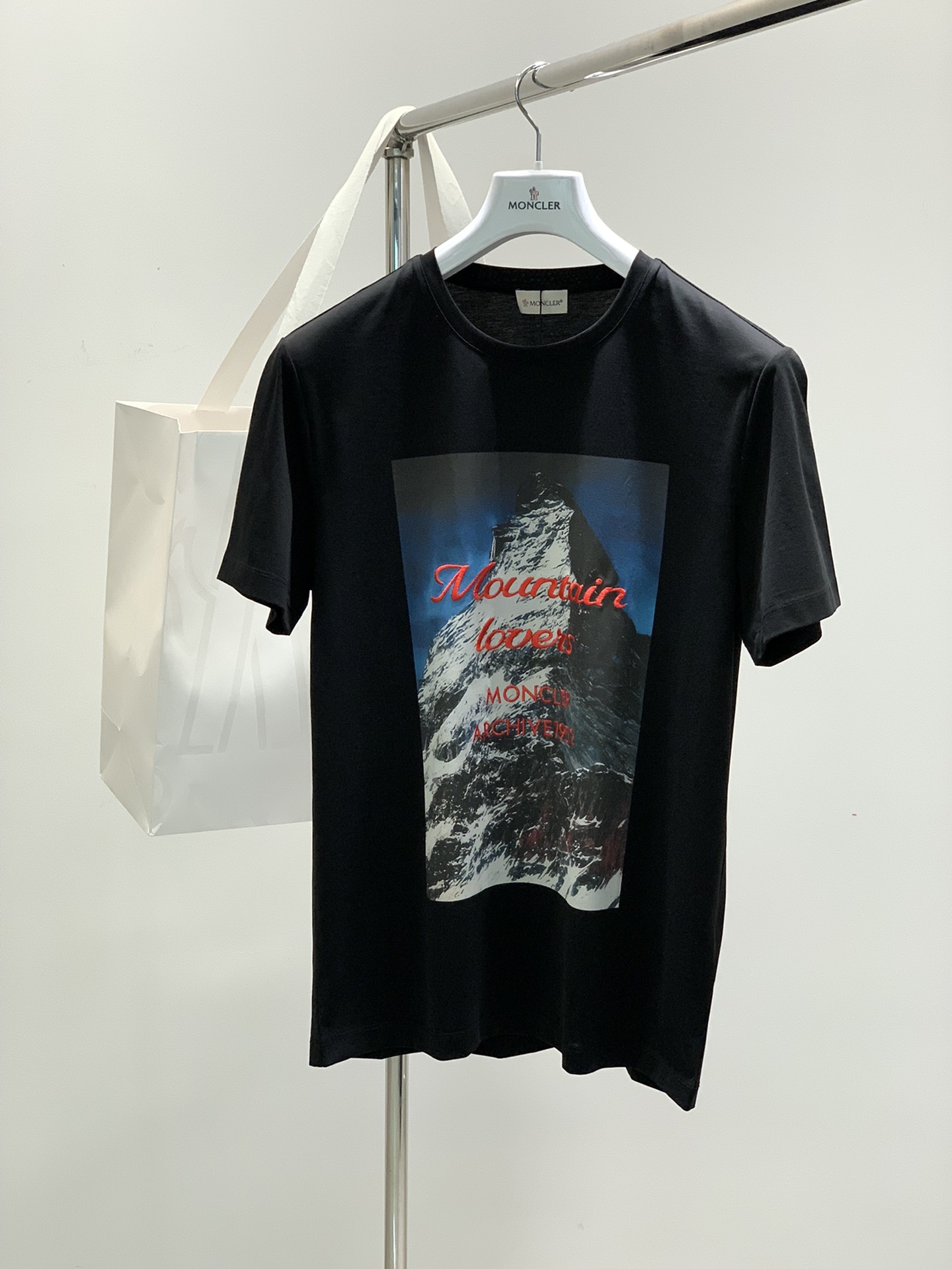 ，Moncler 蒙口，2025夏季最新品，专柜同步有售，原单狠货，时尚休闲圆领短袖T恤，上身舒适！吸睛