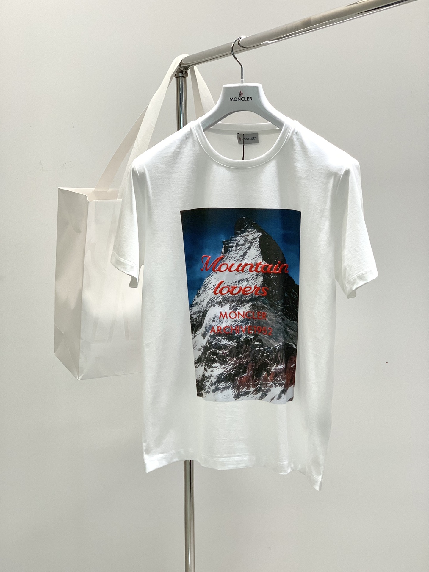 ，Moncler 蒙口，2025夏季最新品，专柜同步有售，原单狠货，时尚休闲圆领短袖T恤，上身舒适！吸睛