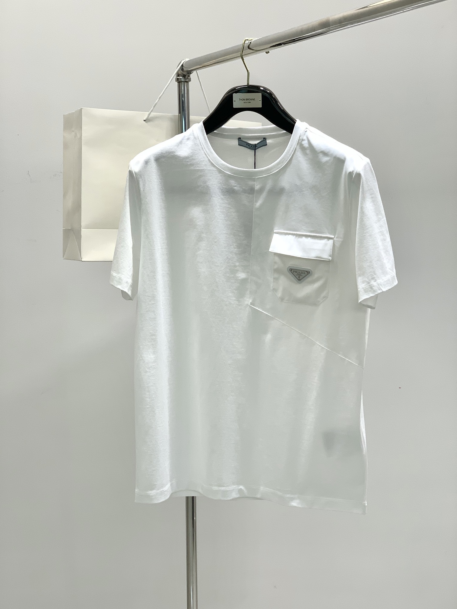 NO:116504,,PRADA Prada, the latest summer products in 2025, available at the counter at the same time, fashionable and casual round neck short-sleeved T-shirt, imported original fabric, extremely complex workmanship, the only channel that can be used as a purchasing agent level, top-level glue printing craft letter pattern logo, extremely high grade, comfortable and versatile, handsome and stylish upper body, 2 colors recommended, code number M-3XL,,prada,prada,T-shirt,tees,t-shirt,alexander wang19860909,PRADA 普拉达,2025夏季最新品,专柜同步有售,时尚休闲圆领短袖T恤,进口原版面料,做工极为复杂,唯一可以做代购级别的渠道狠货,顶级印胶工艺字母图案logo,档次极高,舒适百搭,上身帅气有型,2色推荐,码数M-3XL,,prada,prada,T-shirt,tees，t-shirt,alexander wang,Men's clothing