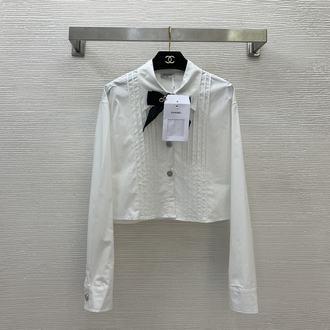 NO:315655,CHANE's latest style, sweet, pressed and pleated, diamond bow-decorated short buttoned lapel long-sleeved cotton shirt!  White, blue, (M size bust 112, sleeve length 61, clothing length 45), chanel, alexander wang19860909CHANE*新款 小香风气质甜美压褶烫钻蝴蝶结装饰短款系扣翻领长袖棉质衬衣！白色、蓝色、（M码胸围112,袖长61,衣长45）,,chanel,alexander wang,Women's clothing
