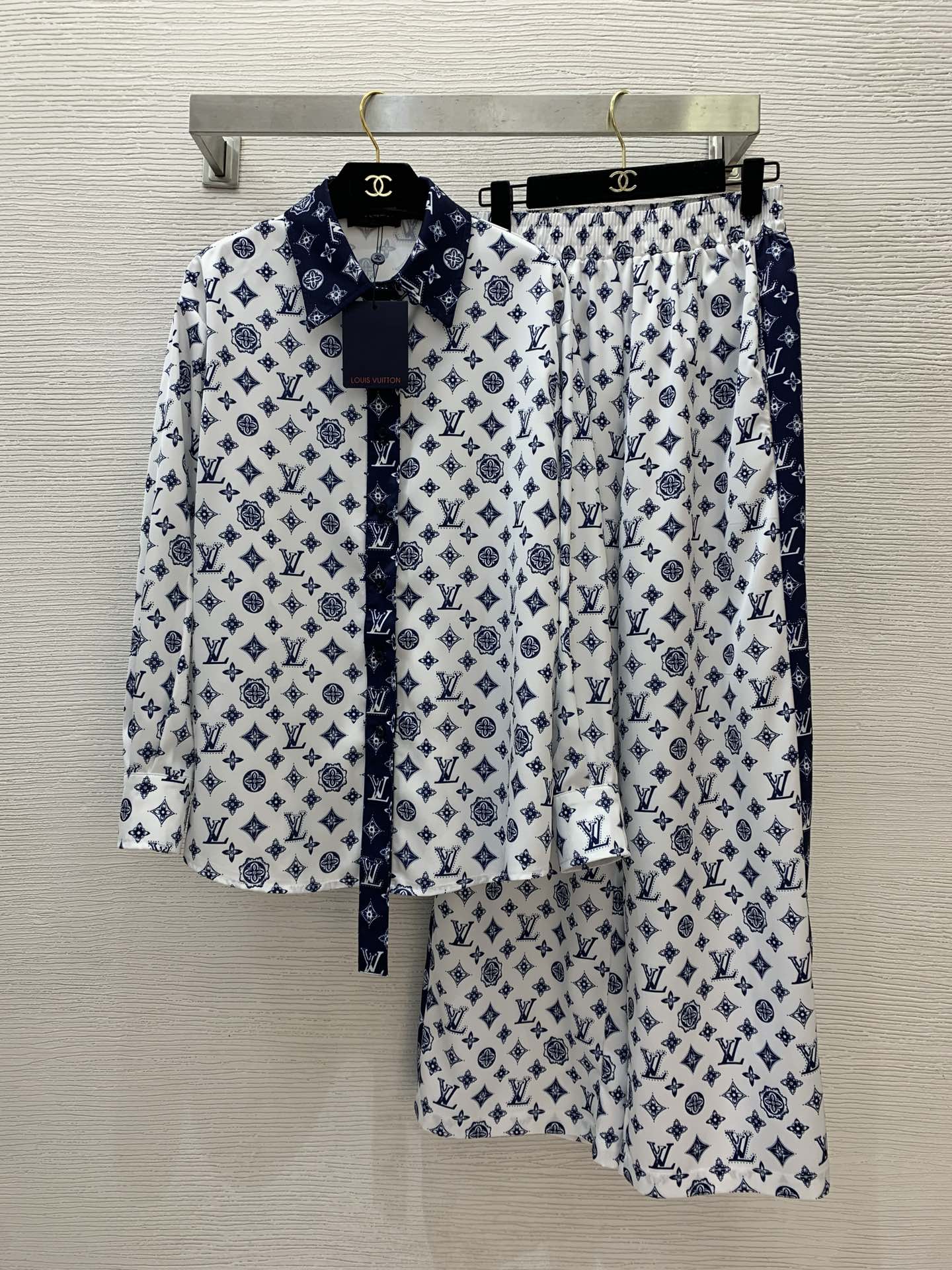 NO:316229,Model number G25011687 LOUIS*Dujia LV new style, old-fashioned letter printing fashion two-piece set!  Contrasted spliced ​​buttoned lapel loose long-sleeved shirt with elastic waist casual wide-leg pants!  (M size front bust 114/120, sleeve length 56, clothing length 72; waist 64 elastic, trousers length 101, louis vuitton, louis vuitton, louis vuitton, louis vuitton, louis vuitton, alexander wang19860909款号G25011687 LOUIS*驴家LV新款 老花字母印花时尚两件套装！撞色拼接系扣翻领宽松长袖衬衣搭配松紧腰休闲阔腿裤长裤！（M码前胸围114/120,袖长56,衣长72；腰围64松紧,裤长101,,louis vuitton,louis vuitton,louis vuitton,louis vuitton,alexander wang,Women's clothing