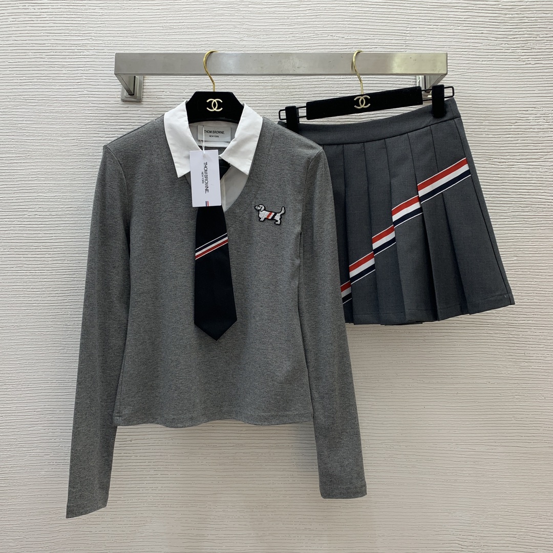 NO:313431,Model number G25020846 Thom Brown* Early Spring New TB Home Three-bar Contrast Color Webbing Age-reducing Temperament Set!  Fake two-piece buckled lapel puppy decorative pullover long-sleeved top (with tie) high waist pleated fashionable short skirt skirt!  Black, gray, (Size S bust 84, sleeve length 62, clothing length 55; waist 64, skirt length 36), skirts, ties, alexander wang19860909款号G25020846 Thom Brown*早春新款TB家三杠撞色织带减龄气质套装！假两件系扣翻领小狗装饰套头长袖上衣（配领带）高腰压褶时尚短裙半身裙！黑色、灰色、（S码胸围84,袖长62,衣长55；腰围64,裙长36）,,skirts,ties,alexander wang,Women's clothing
