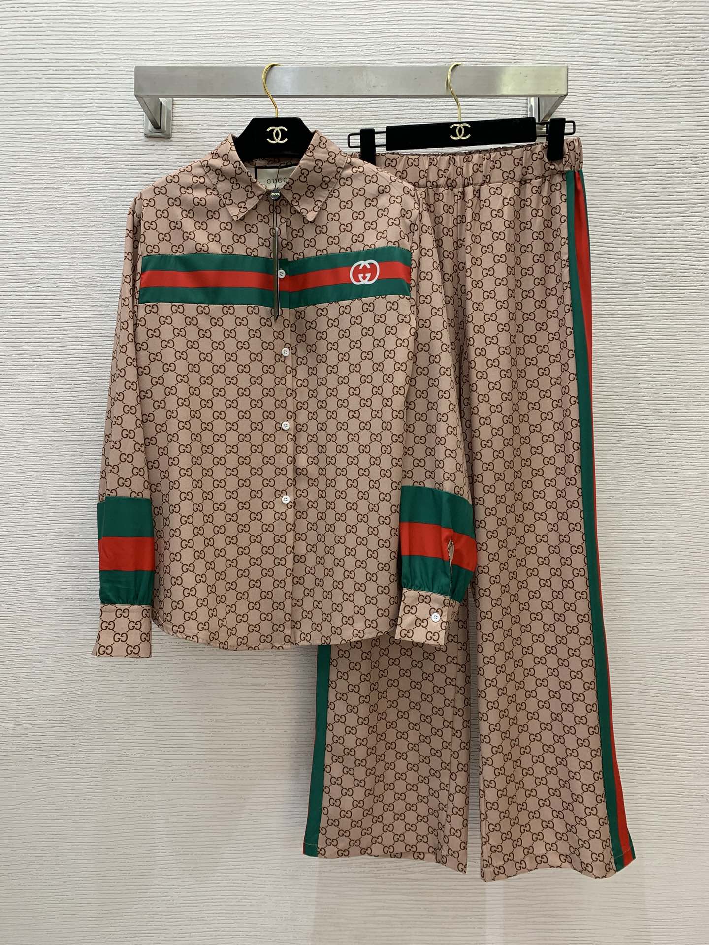 NO:316225,Model number D25011687 GUCC* new style, full of presbyterian letter logo print fashion two-piece set!  Loose version buttoned lapel long sleeve shirt with elastic waist loose fashionable wide-leg pants and trousers!  (Size S bust 102, sleeve length 61, clothing length 69; waist circumference 66 elastic, trousers length 103/waist circumference ±4) hair, gucci, alexander wang19860909款号D25011687 GUCC*新款 满身老花字母logo印花时尚两件套装！宽松版系扣翻领长袖衬衣松紧腰宽松时尚阔腿裤长裤！（S码胸围102,袖长61,衣长69；腰围66松紧,裤长103/腰围±4）发,,gucci,alexander wang,Women's clothing