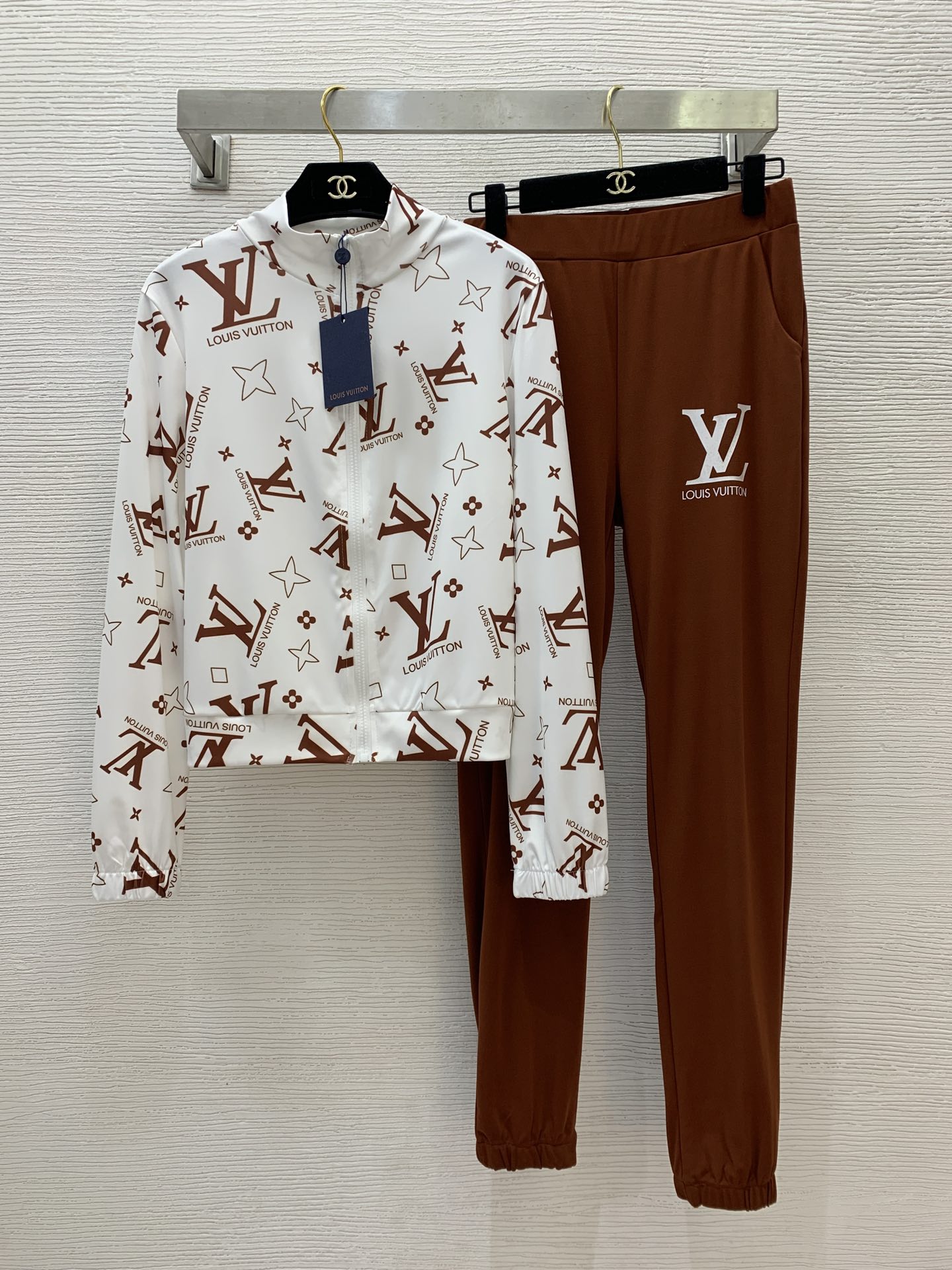 NO:313410,Model number D24020697 LOUIS*Dujia LV new style fashion casual sports suit!  Full-print logo logo with zippered long-sleeved thin jacket top with elastic waist tying sweatpants trousers!  (Size S bust 88, sleeve length 60, clothing length 54; waist 66 elastic, pants length 98), louis vuitton, louis vuitton, louis vuitton, louis vuitton, jackets & coats, alexander wang19860909款号D24020697 LOUIS*驴家LV新款 时尚休闲运动套装！满印logo标志前襟拉链长袖薄款外套上衣搭配松紧腰束脚运动裤长裤！（S码胸围88,袖长60,衣长54；腰围66松紧,裤长98）,,louis vuitton,louis vuitton,louis vuitton,louis vuitton,jackets & coats,alexander wang,Women's clothing