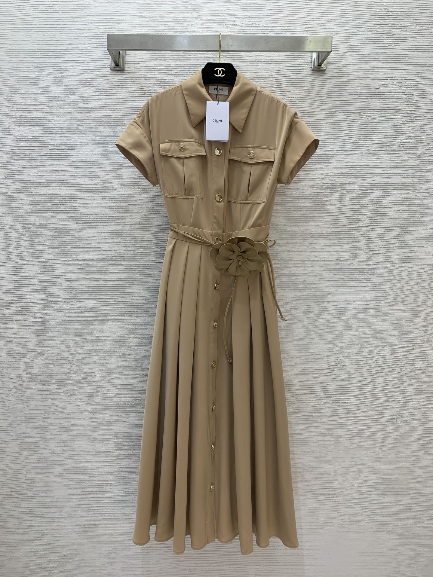 NO:315653,Celin*e new style high-end custom workwear style single-breasted placket double pocket waist slimming and short-sleeved dress with flower waist rope!  Khaki, burgundy, (M size shoulder width 51, bust 86, waist 72, skirt length 127), celine, skirt , T-shirt, alexander wang19860909Celin*e思琳新款 高端定制工装风单排扣门襟双口袋收腰显瘦大摆短袖连衣裙花朵腰绳！卡其色、酒红色、（M码肩宽51,胸围86,腰围72,裙长127）,,celine,skirts,T-shirt,alexander wang,Women's clothing