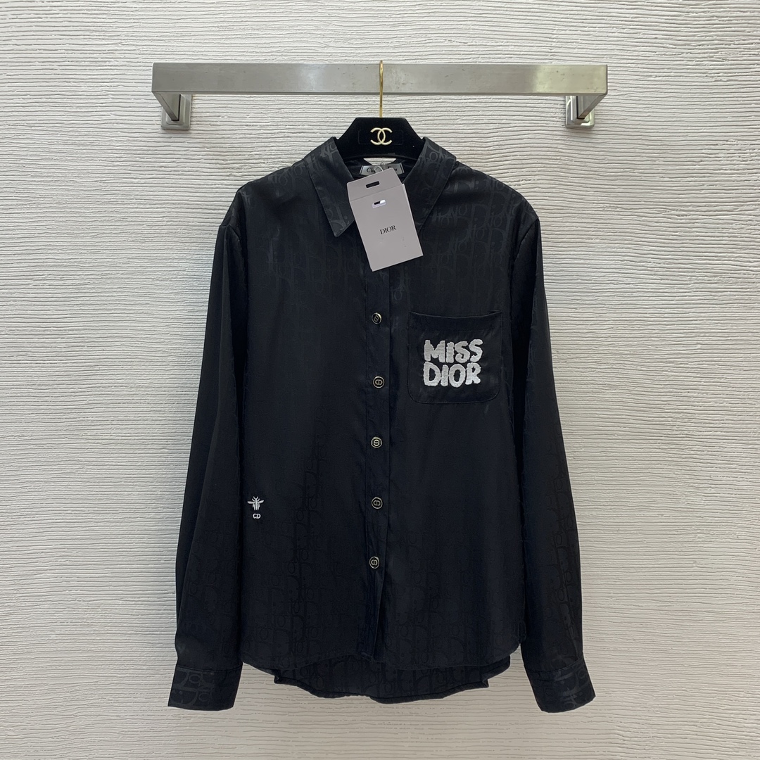 NO:313416,Model number D25020728 Dio* Early Spring New Style D Home Customized Light Silky Fabric, Presbyterian Logo Jacquard Boobs, Letter Embroidered Loose and All-matched Button Lapel Long Sleeve Shirt!  Black, white, (M size bust 112, sleeve length 62, front cloak length 67/71), dior, dior, alexander wang19860909款号D25020728 Dio*早春新款 D家定制光感丝滑面料、满身老花logo提花胸前口袋字母刺绣宽松百搭系扣翻领长袖衬衣！黑色、白色、（M码胸围112,袖长62,前衣长67/71）,,dior,dior,alexander wang,Women's clothing