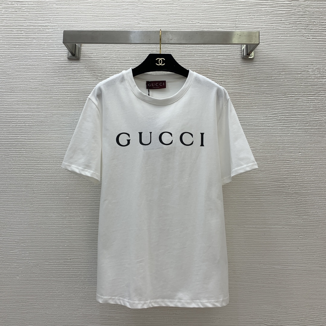 NO:314883,Model number D24020842 GUCC* new style, fashionable and simple chest letter logo print loose and versatile round neck short-sleeved T-shirt top!  Encore red, white, black, (M size bust 106, 23, 68, gucci, T-shirt, tees, t-shirt, alexander wang19860909款号D24020842 GUCC*新款 时尚简约胸前字母logo印花宽松百搭圆领短袖t恤上衣！安可拉红、白色、黑色、（M码胸围106,衣长23,衣长68,,gucci,T-shirt,tees，t-shirt,alexander wang,Women's clothing