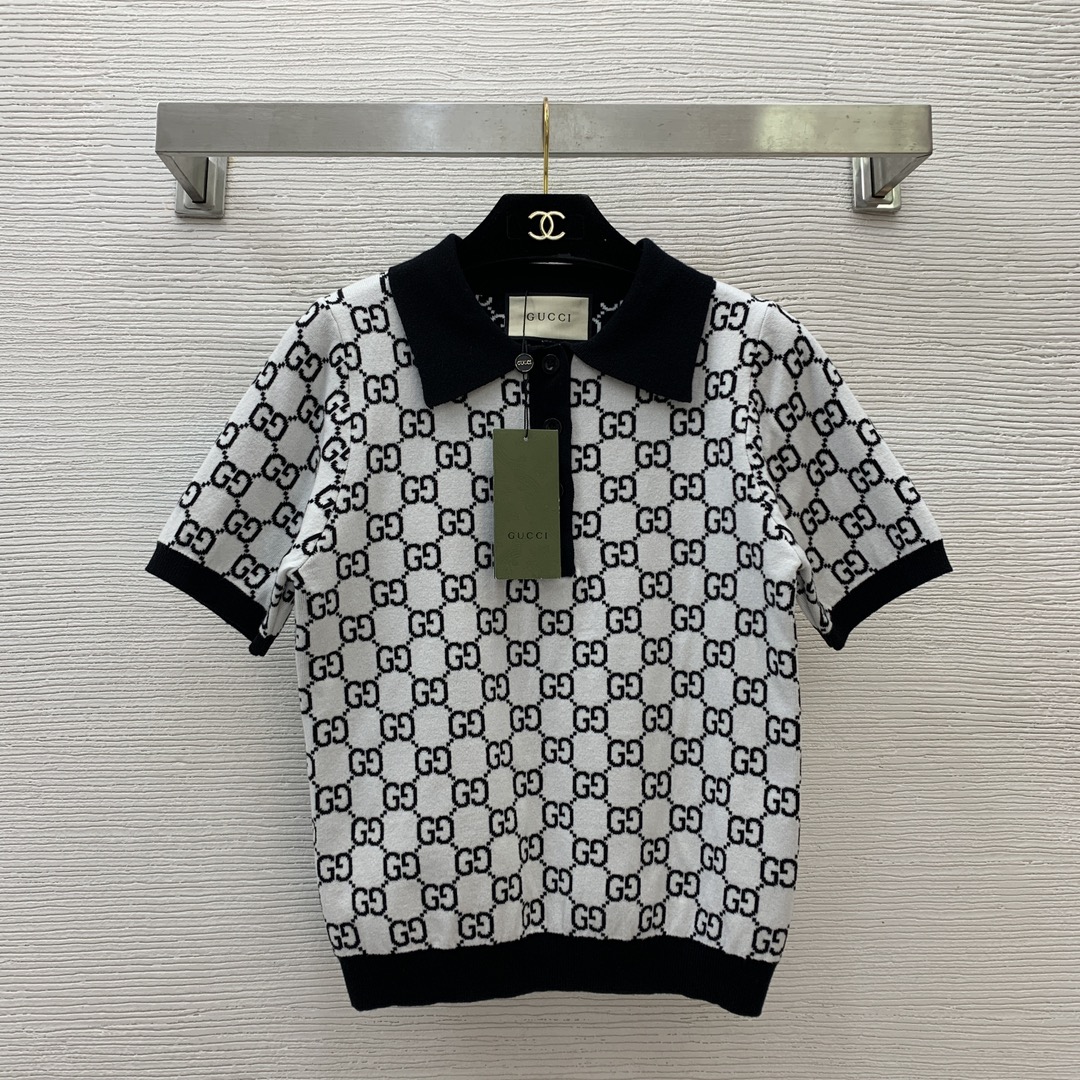 NO:314889,Model number G25021180 GUCC* newest model, double G letter Polo collar half-button lapel short-sleeved sweater top!  Red, white, black, (one size bust 86, sleeve length 25, clothing length 56), gucci, T-shirt, alexander wang19860909款号G25021180 GUCC*新款 满身双G字母Polo领半系扣翻领短袖针织衫上衣！红色、白色,黑色、（均码胸围86,袖长25,衣长56）,,gucci,T-shirt,alexander wang,Women's clothing