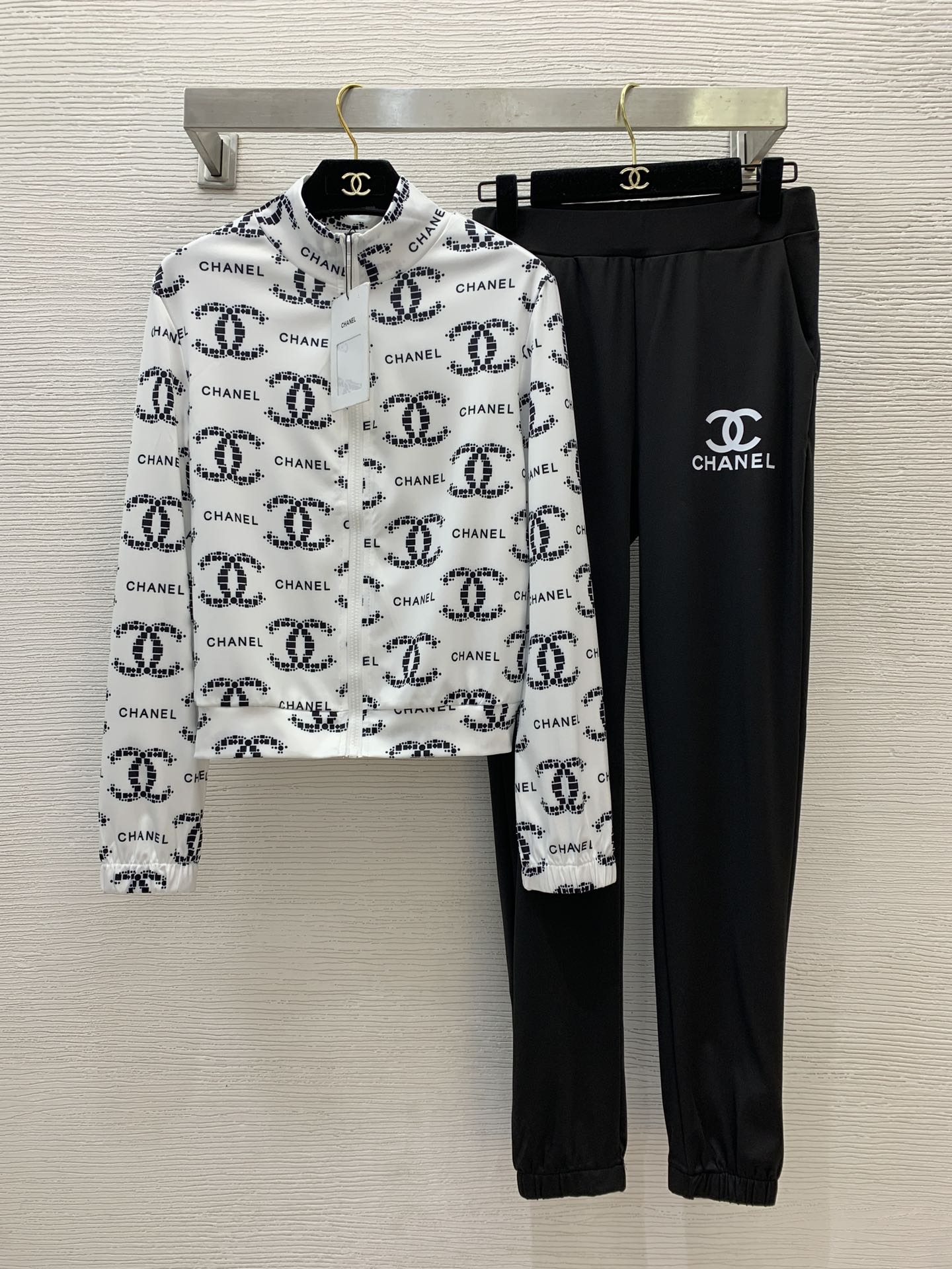 NO:315659,Chane*&GUCC* new style, full of letter logo prints, fashionable casual sports suit!  Front zippered thin stand collar long sleeve zipper top with elastic waist tying sweatpants trousers!  G, Xiangjia, (Size bust 94, sleeve length 61, clothing length 53; waist circumference 66~76 elastic, pants length 99), chanel, chanel, gucci, gucci, alexander wang19860909Chane*&GUCC*新款 满身字母logo印花时尚休闲运动套装！前襟拉链薄款立领长袖拉链上衣搭配松紧腰束脚运动裤长裤！G家、香家、（S码胸围94,袖长61,衣长53；腰围66～76松紧,裤长99）,,chanel,chanel,gucci,gucci,alexander wang,Women's clothing