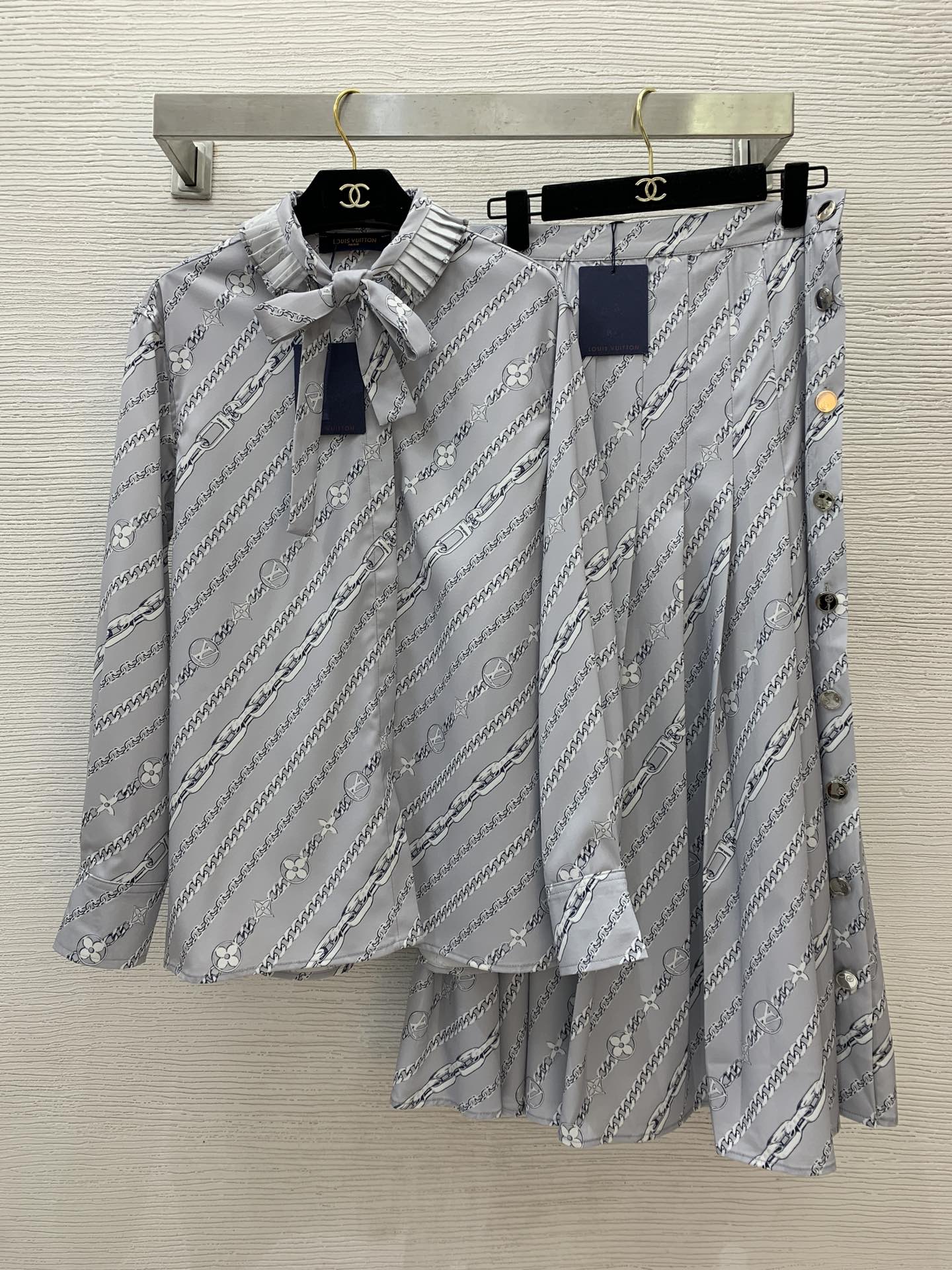 NO:306714,Skirt number D24123058 LOUIS*Dujia LV new custom temperament and fashionable two-piece set!  Compressed pleated wood ear lapel bow long sleeve shirt with single-breasted side design with high waist pleated long skirt!  (M size front bust/108, sleeve length 59, clothing length 72; waist 72, skirt length 86),,louis vuitton,louis vuitton,louis vuitton,louis vuitton,skirts,alexander wang19860909半裙款号D24123058 LOUIS*驴家LV新款定制气质时尚两件套装！压褶木耳边翻领蝴蝶结长袖衬衣侧边单排扣设计高腰压褶长款半身裙！（M码前胸围/108,袖长59,衣长72；腰围72,裙长86）,,louis vuitton,louis vuitton,louis vuitton,louis vuitton,skirts,alexander wang,Women's clothing