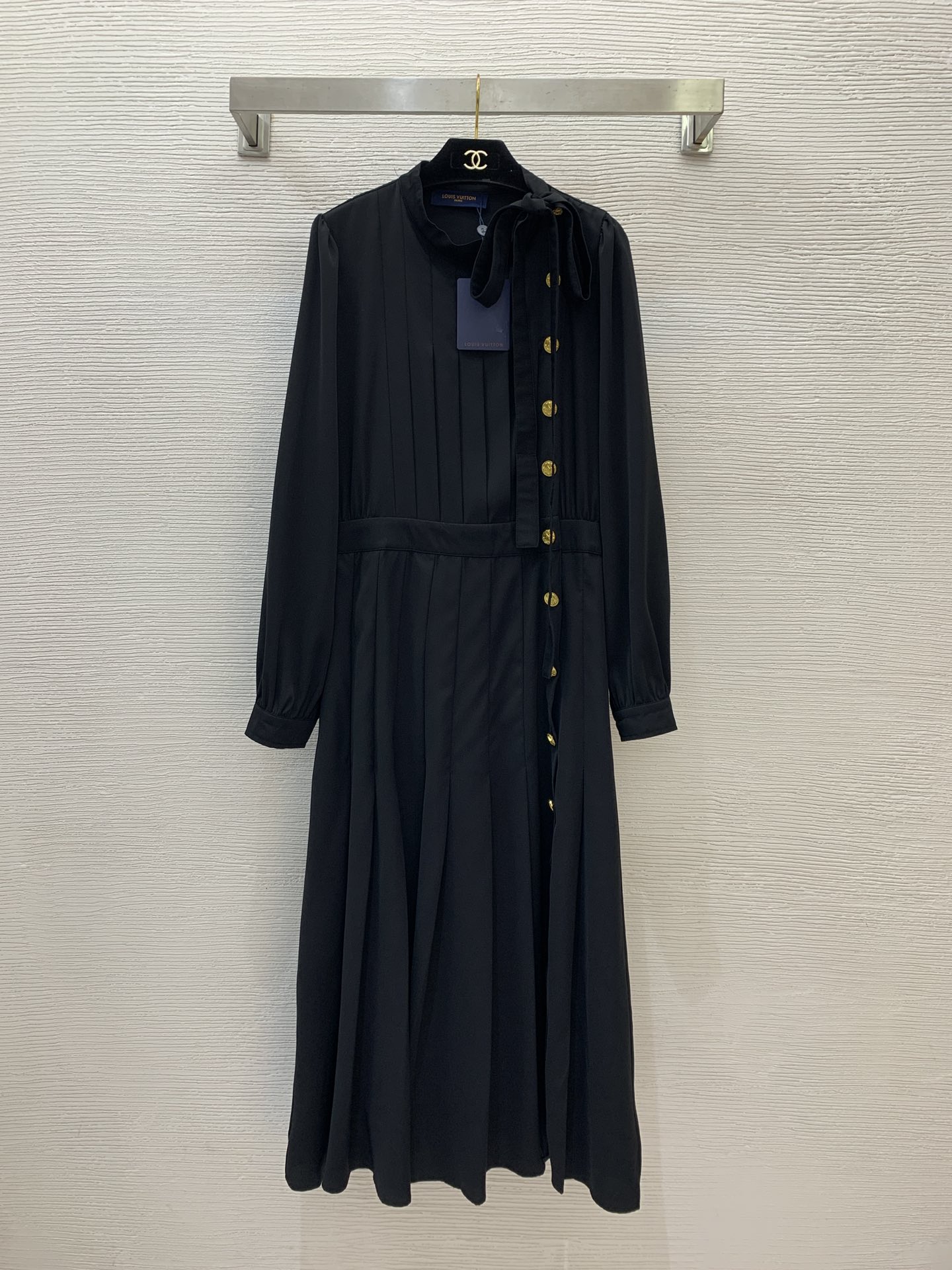 NO:316174,Model number D25021387 LOUIS*Doujia LV new custom logo gold buckle bow streamer single-breasted placket waist-closed pleated skirt with long sleeve stand collar dress!  Black, (M size bust 108, sleeve length 64, waist 76, skirt length 127), louis vuitton,louis vuitton,louis vuitton,louis vuitton,skirts,alexander wang19860909款号D25021387 LOUIS*驴家LV新款定制logo金扣蝴蝶结飘带单排扣门襟收腰显瘦压褶裙摆长袖立领连衣裙！黑色,（M码胸围108,袖长64,腰围76,裙长127）,,louis vuitton,louis vuitton,louis vuitton,louis vuitton,skirts,alexander wang,Women's clothing