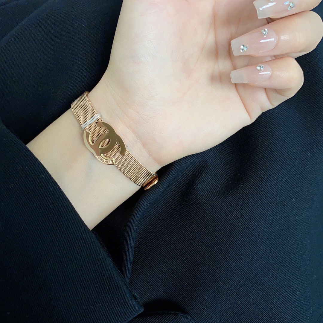 NO:112946,The new Chanel Chanel strap, rose gold bracelet, super heavy industry bling bling bling, the color matching is very good and high-end, the goddess temperament is high-end, the fine steel material is not allergic to fade, one to one exquisite craft, the classic charm, the cost-effectiveness is a must-have choice, the jewelry quality, chanel, chanel, bracelet, bracelet19860909新款香奈儿Chanel表带玫瑰金手镯手链超重工bling bling,颜色搭配得非常好高级感 女神气质高端 精钢材质不过敏不褪色.一比一精美工艺,经典至极的魅物,性价比高 必备必入之选,饰品精品,chanel,chanel,bracelet,bracelet,Jewelry