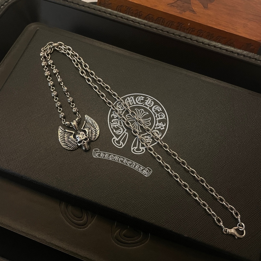 NO:105735,New [Counter Quality] Chrome Hearts Croxin Classic retro twist necklace Skull pendant Different pattern design styles with concave and convex shapes present uniqueness Cross Scout flowers are Croxin's ambitions, so they last longer. Genuine version of Chrome Hearts Croxin Difference to the market ordinary light version, match the quality of the version, look at the details of the letter printing, the degree of retro old gray oxygen. Seiko version!  !  !  Pure handmade ~ Authentic model opening must-have fashion and fashion, both men and women can wear it, same style for couples, original official website, rock punk style silver style, retro elements, trendy and versatile!  , jewelry boutique, chrome hearts, chrome hearts, necklace19860909新款【专柜品质】Chrome Hearts克罗心 经典复古麻花项链 骷髅头吊坠 凹凸造型不同的花纹设计风格 呈现出与众不同 十字架 童军花是克罗心的志 所以更经久不衰 正品打版Chrome Hearts克罗心 区别市场普通轻版 对版对标品质 看字印细节 复古做旧灰氧程度.精工版本！！！ 纯手工打造 ～正品开模潮流时尚必备 男女均可佩戴 情侣同款 官网原版 摇滚朋克泰银风格 复古元素 潮流百搭！,饰品精品,chrome hearts,chrome hearts,necklace,Jewelry