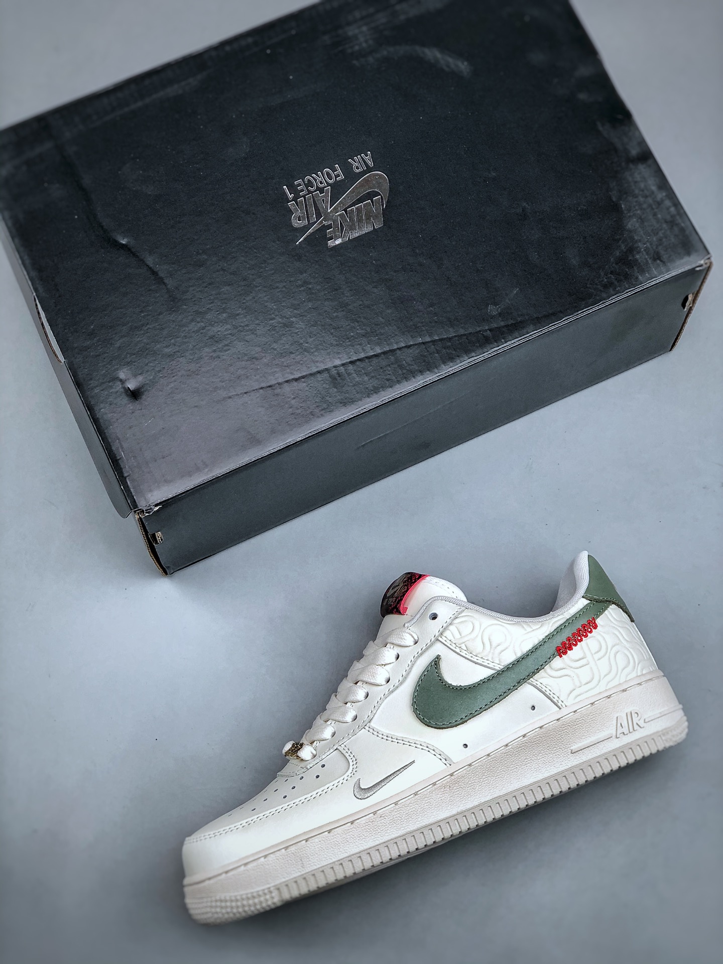 💰真标180💰公司级260💰纯原320 Nike Air Force 1 '07 Low 蛇年限定 原楦头原纸板 打造纯正空军版型 #专注外贸渠道 全掌内置蜂窝气垫 #原盒配件 原厂中底钢印、拉帮完美 官方同步上架官方货号：HV5979-130 尺码：36-46（半）