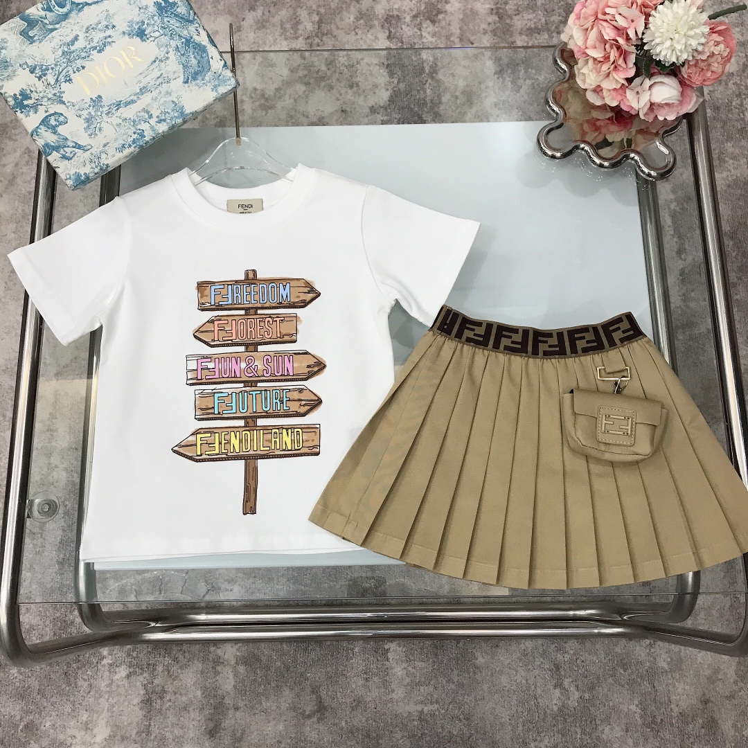 NO:210463,Spot FEND* Brother and sister model ~ Limited series Pure cotton T-shirt pleated skirt Pure cotton texture Soft and delicate exquisite style Original 1:1 created 240G grams heavy fabric ~ The chest is matched with the iconic three-dimensional offset direction guide logo with the oblique woven pure cotton pleated skirt small card bag design, showing playful and cute, soft and comfortable, skin-friendly and not tied, excellent upper body effect, the princess must-have artifact~ size size--120-130-140-150 [CM] Counter packaging 70, clothes, fendi, skirts, tees, t-shirt,19860909现货发   FEND* 兄妹款～限定系列 纯棉T恤百褶裙 纯棉质地 柔软细腻 精致款 原版1:1打造 240G克重面料打造～胸前搭配标志性立体胶印方向指南logo搭配斜织纯棉百褶裙小卡包设计 尽显俏皮跟可爱 柔顺舒适 亲肤不扎 上身效果极好 公主的必备神器～  size尺码--120-130-140-150【CM】 专柜包装70,衣服,fendi,skirts,tees，t-shirt,,Children's