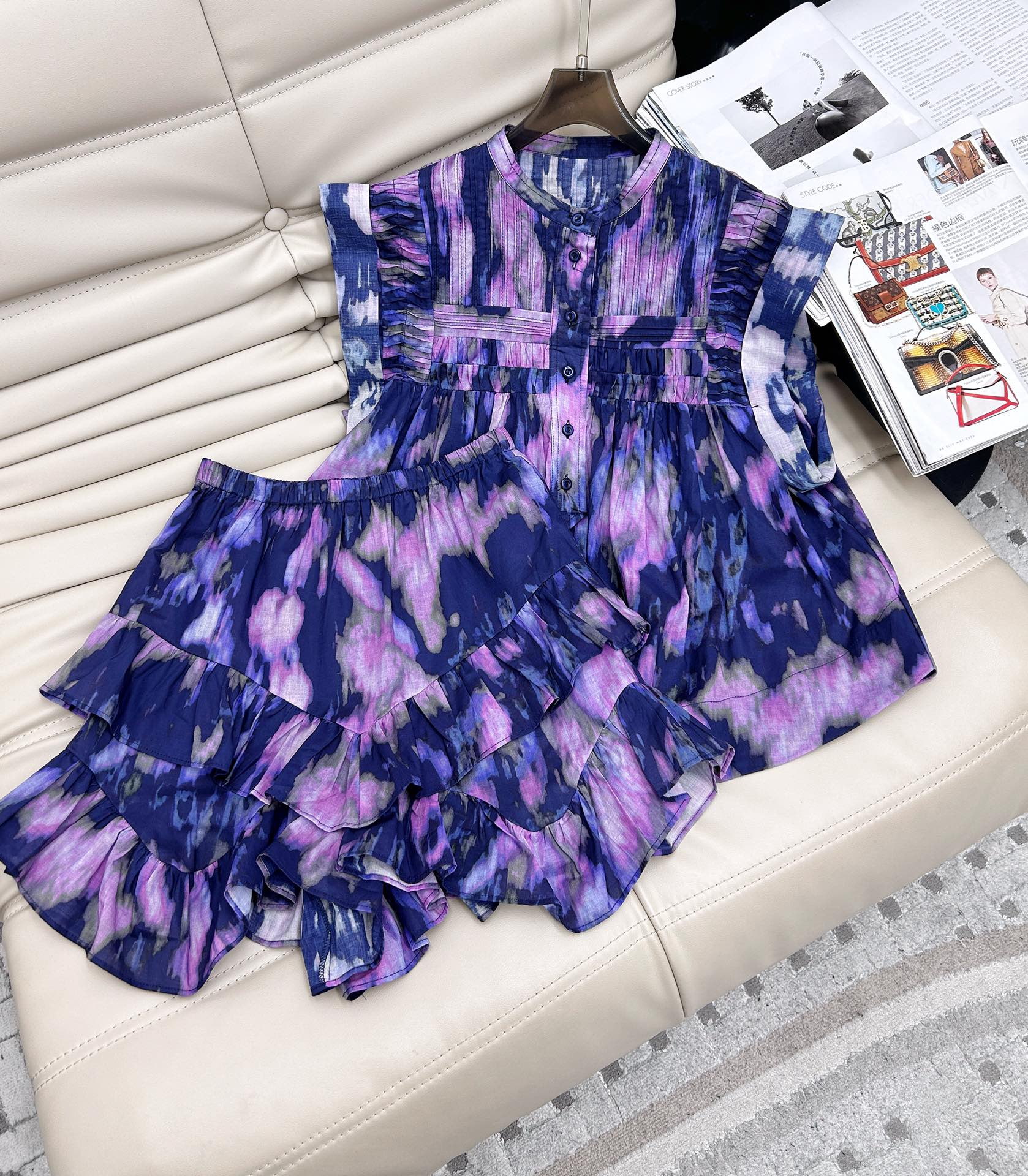 NO:312820,Top half - 25 years ZM* New Romantic purple printed sleeveless top high waist skirt Two-piece set This top is made of custom fabric, purple print makes the body full of romantic charm, the upper body is round-neck sleeveless design, and the neckline is decorated with simple breasts. A set of top is super beautiful, full of fairy spirit, and versatile style Recommended SML, skirts, alexander wang19860909上衣半— 25年 ZM* 新款 浪漫紫色印花无袖上衣高腰半身裙 两件套 这款上衣采用定制面料制成,紫色印花令衣身充满浪漫韵味,上身采用圆领无袖设计,领口装饰有简约排扣装饰 ,一套上身超级好看,仙气满满,百搭款 推荐SML,,skirts,alexander wang,Women's clothing