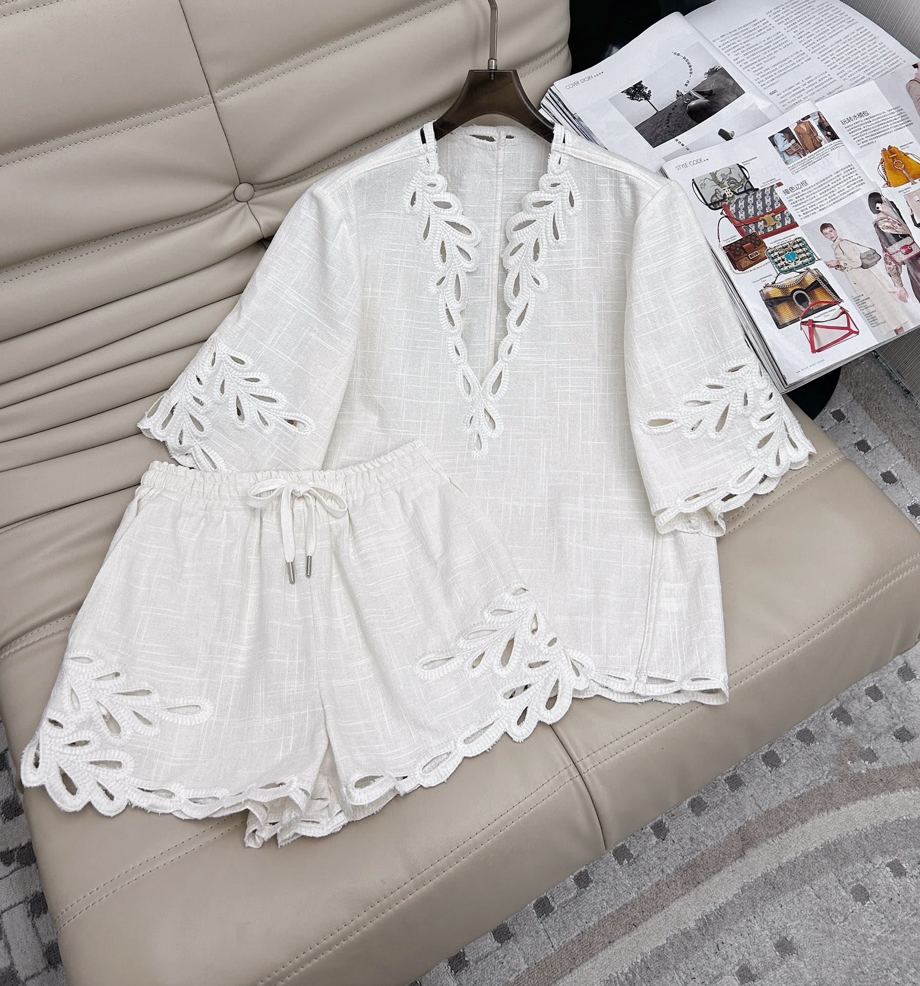 NO:315580,Exclusive real shot zm25 spring and summer new style, temperament heavy industry hollow embroidered top high waist shorts set, original customized lace splicing hollow design, retro elegant style design with the same shorts, fashionable and elegant, perfect tailoring, beautiful on the upper body!  The quality of workmanship depends on the details!  One-color S-L. Top MB10 Skirt M, skirts, shorts, alexander wang19860909独家实拍 zm25年春夏新款 气质重工镂空绣花上衣高腰短裤套装 原版定制花边拼接镂空设计 复古优雅风设计搭配同款短裤 时尚优雅,完美剪裁上身美的不要不要的！做工品质看细节！一色S-L. 上衣MB10 半裙M,,skirts,shorts,alexander wang,Women's clothing