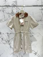 𝗠𝗜𝗨𝗠𝗜𝗨* La nouvelle robe chemise à manches courtes à carreaux du début du printemps de Miu Miu est profondément attirée par son motif à carreaux rétro mais doux ! 👀💕 Le motif classique à carreaux noir et blanc, combiné aux détails girly uniques de MIUMIU, est tout simplement un couteau doux au printemps ! 🗡️💖Le design à manches courtes expose juste les bras fins Lorsque la brise printanière souffle, c'est cool et charmant ! 🍃💕La coupe de la robe est super amincissante et la jupe trapèze modifie parfaitement la ligne du corps Que vous ayez un corps en forme de poire ou un corps en forme de pomme, vous pouvez facilement la contrôler et avoir l'air sexy et élégante~👗. 💃 Numéro de code : SML 1 𝗠𝗜𝗨𝗠𝗜𝗨* La nouvelle robe chemise à manches courtes à carreaux du début du printemps de Miu Miu est profondément attirée par son motif à carreaux rétro mais doux ! 👀💕 Le motif classique à carreaux noir et blanc, combiné aux détails girly uniques de MIUMIU, est tout simplement un couteau doux au printemps ! 🗡️💖Le design à manches courtes expose juste les bras fins Lorsque la brise printanière souffle, c’est cool et charmant ! 🍃💕La coupe de la robe est super amincissante et la jupe trapèze modifie parfaitement la ligne du corps Que vous ayez un corps en forme de poire ou un corps en forme de pomme, vous pouvez facilement la contrôler et avoir l’air sexy et élégante~👗. 💃 Numéro de code : SML