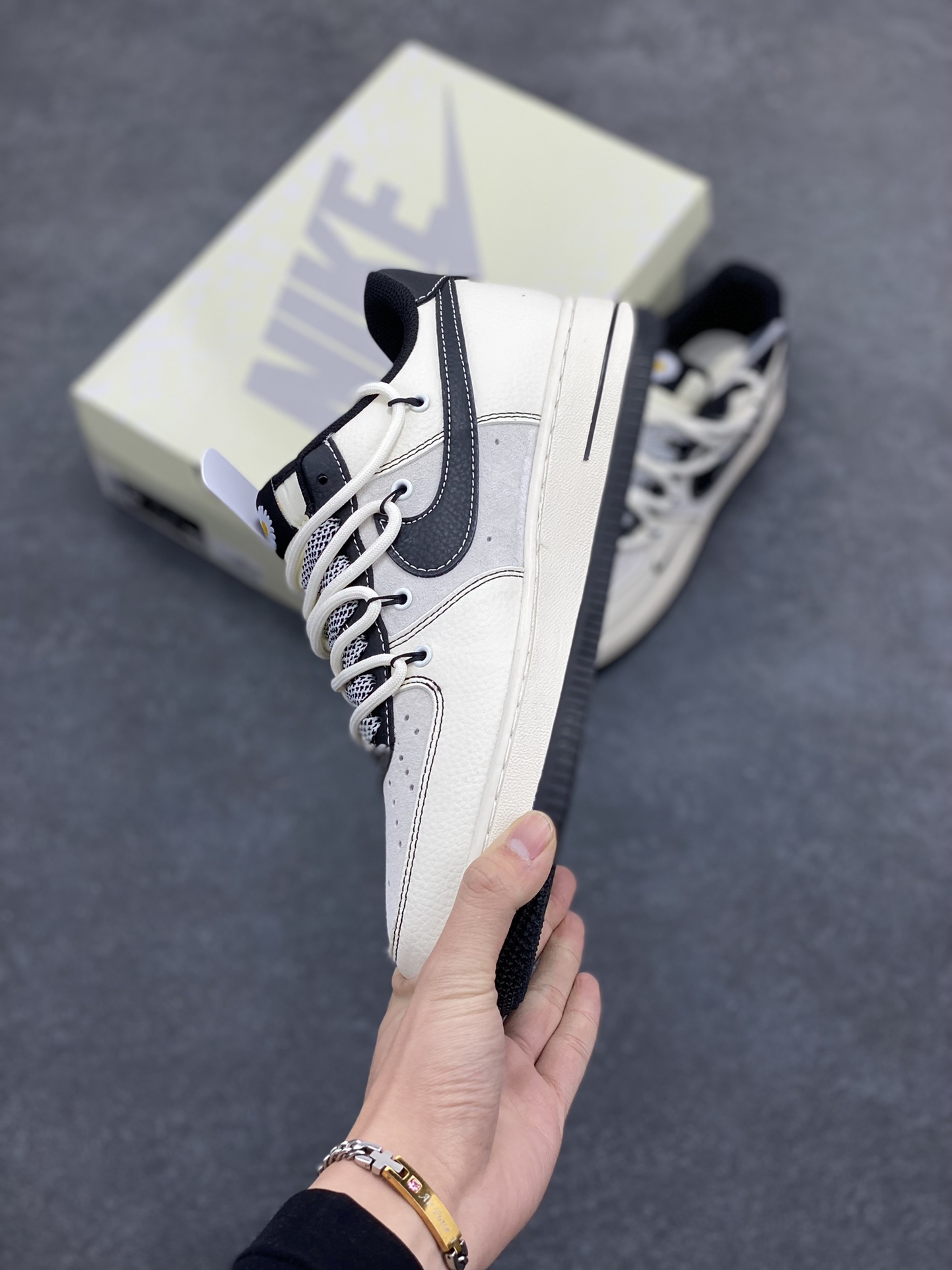 图片[3]-NIke Air Force 1 \’07 Low “权志龙联名–雏菊抽绳”空军一号 低帮 运动鞋 休闲鞋 折边针车 工艺难度大 原楦头原纸板 原装鞋盒 定制五金配件 内置全掌气垫 原厂鞋底 货号：DM6688-012 尺码：36 36.5 37.5 38 38.5 39 40 40.5 41 42 42.5 43 44 44.5 45-选品中心