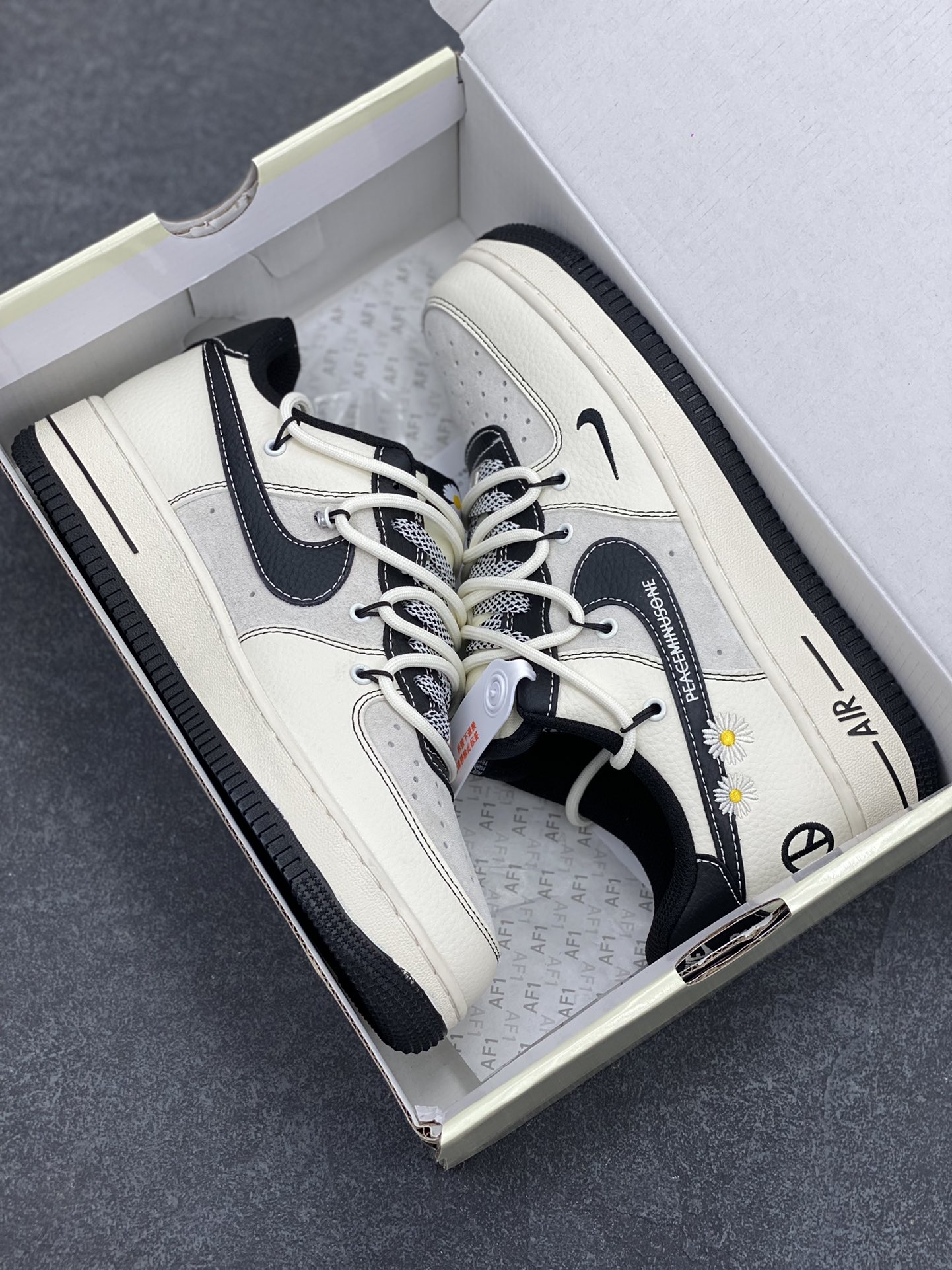 图片[9]-NIke Air Force 1 \’07 Low “权志龙联名–雏菊抽绳”空军一号 低帮 运动鞋 休闲鞋 折边针车 工艺难度大 原楦头原纸板 原装鞋盒 定制五金配件 内置全掌气垫 原厂鞋底 货号：DM6688-012 尺码：36 36.5 37.5 38 38.5 39 40 40.5 41 42 42.5 43 44 44.5 45-选品中心