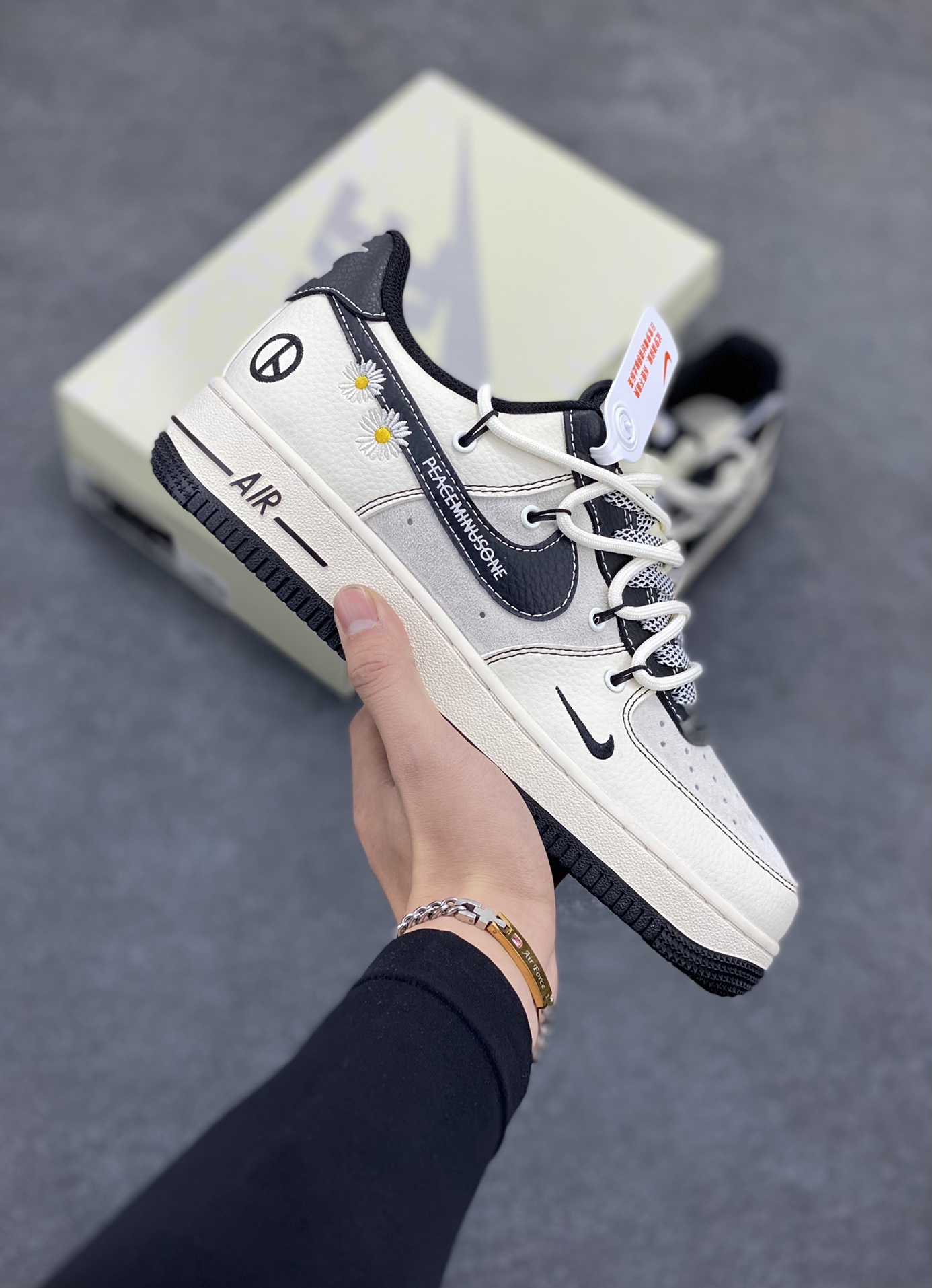 NIke Air Force 1 \'07 Low “权志龙联名--雏菊抽绳”空军一号 低帮 运动鞋 休闲鞋 折边针车 工艺难度大 原楦头原纸板 原装鞋盒 定制五金配件 内置全掌气垫 原厂鞋底 货号：DM6688-012 尺码：36 36.5 37.5 38 38.5 39 40 40.5 41 42 42.5 43 44 44.5 45-选品中心