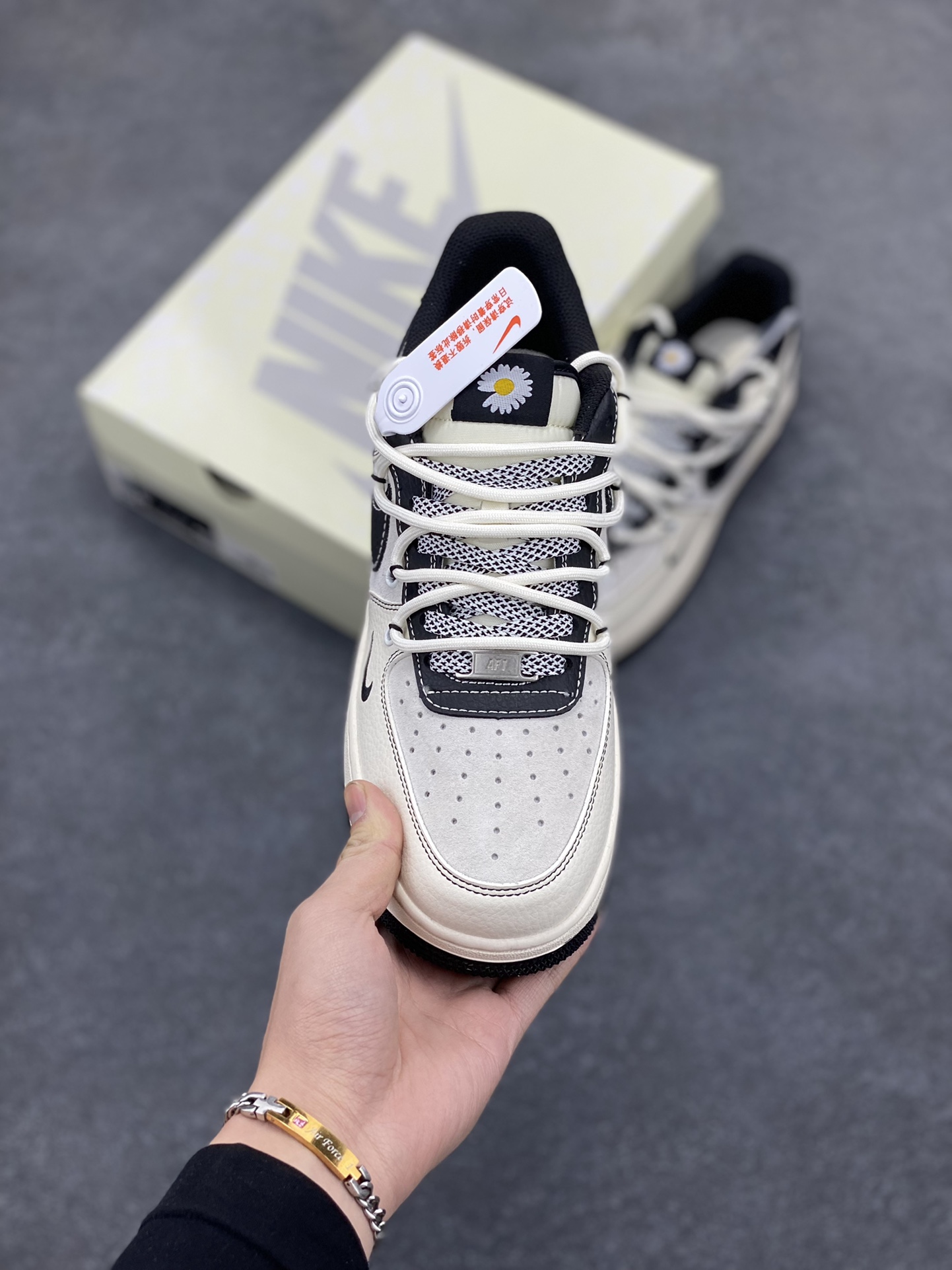 图片[2]-NIke Air Force 1 \’07 Low “权志龙联名–雏菊抽绳”空军一号 低帮 运动鞋 休闲鞋 折边针车 工艺难度大 原楦头原纸板 原装鞋盒 定制五金配件 内置全掌气垫 原厂鞋底 货号：DM6688-012 尺码：36 36.5 37.5 38 38.5 39 40 40.5 41 42 42.5 43 44 44.5 45-选品中心