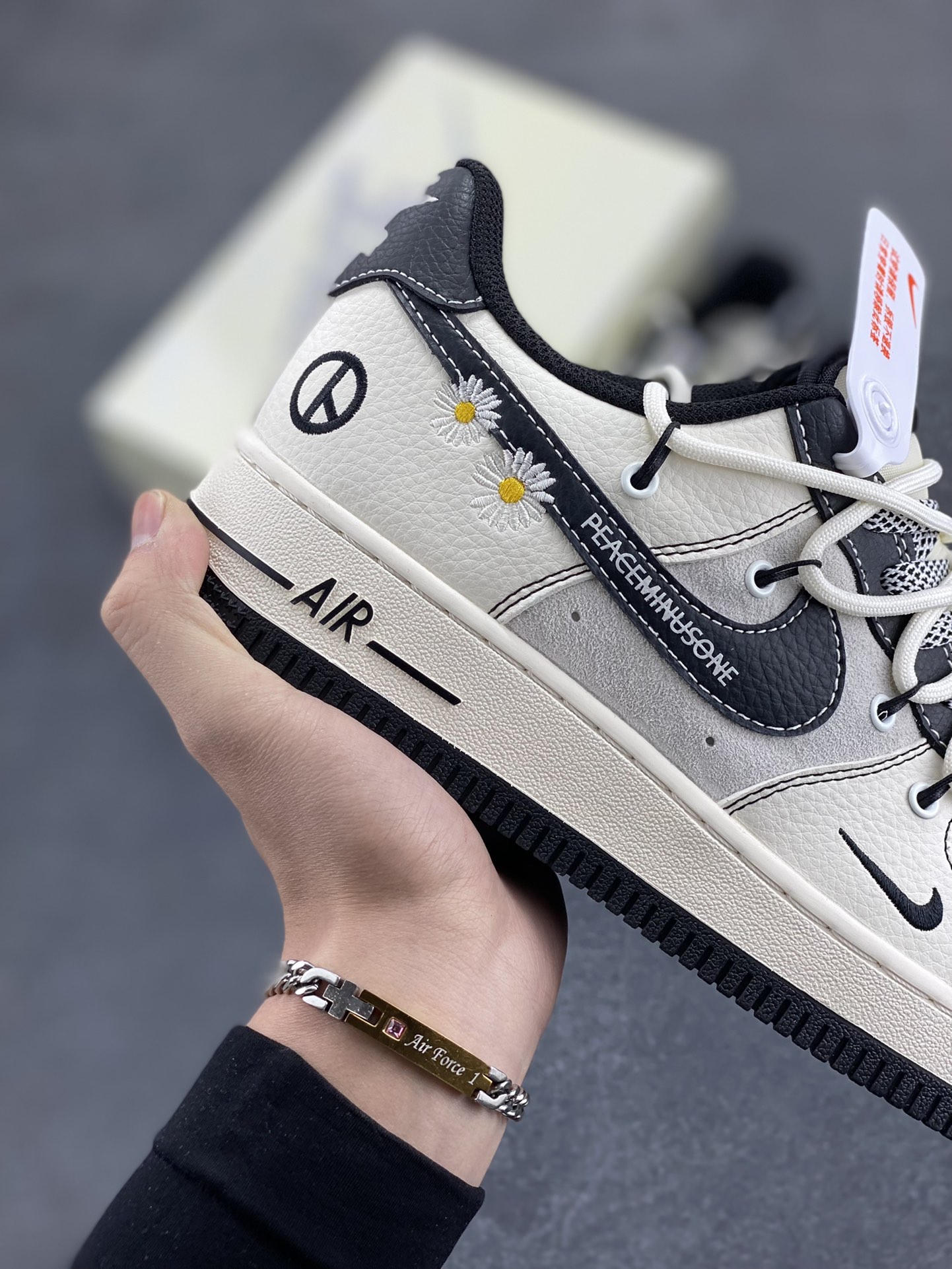 图片[6]-NIke Air Force 1 \’07 Low “权志龙联名–雏菊抽绳”空军一号 低帮 运动鞋 休闲鞋 折边针车 工艺难度大 原楦头原纸板 原装鞋盒 定制五金配件 内置全掌气垫 原厂鞋底 货号：DM6688-012 尺码：36 36.5 37.5 38 38.5 39 40 40.5 41 42 42.5 43 44 44.5 45-选品中心