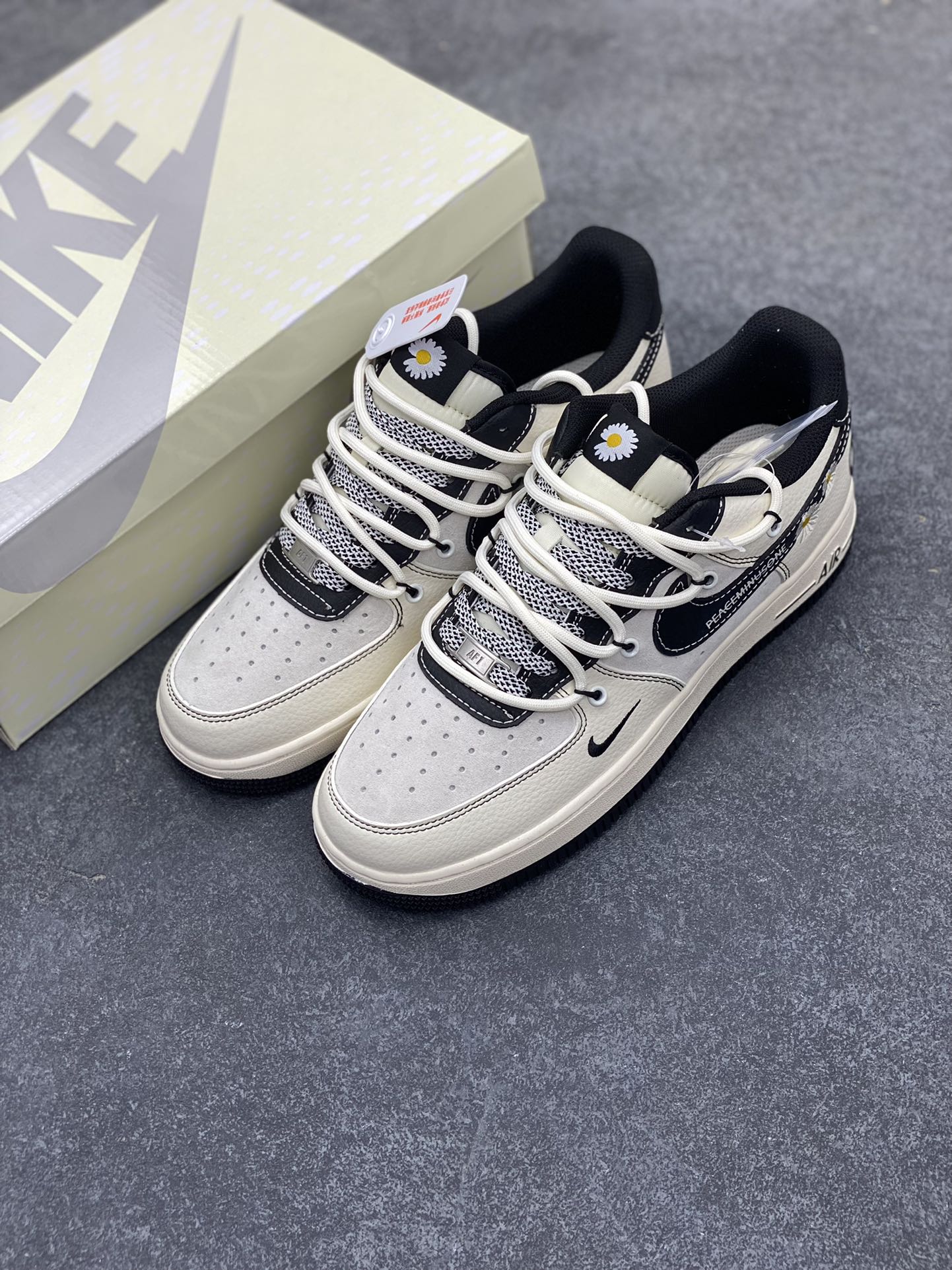 图片[8]-NIke Air Force 1 \’07 Low “权志龙联名–雏菊抽绳”空军一号 低帮 运动鞋 休闲鞋 折边针车 工艺难度大 原楦头原纸板 原装鞋盒 定制五金配件 内置全掌气垫 原厂鞋底 货号：DM6688-012 尺码：36 36.5 37.5 38 38.5 39 40 40.5 41 42 42.5 43 44 44.5 45-选品中心