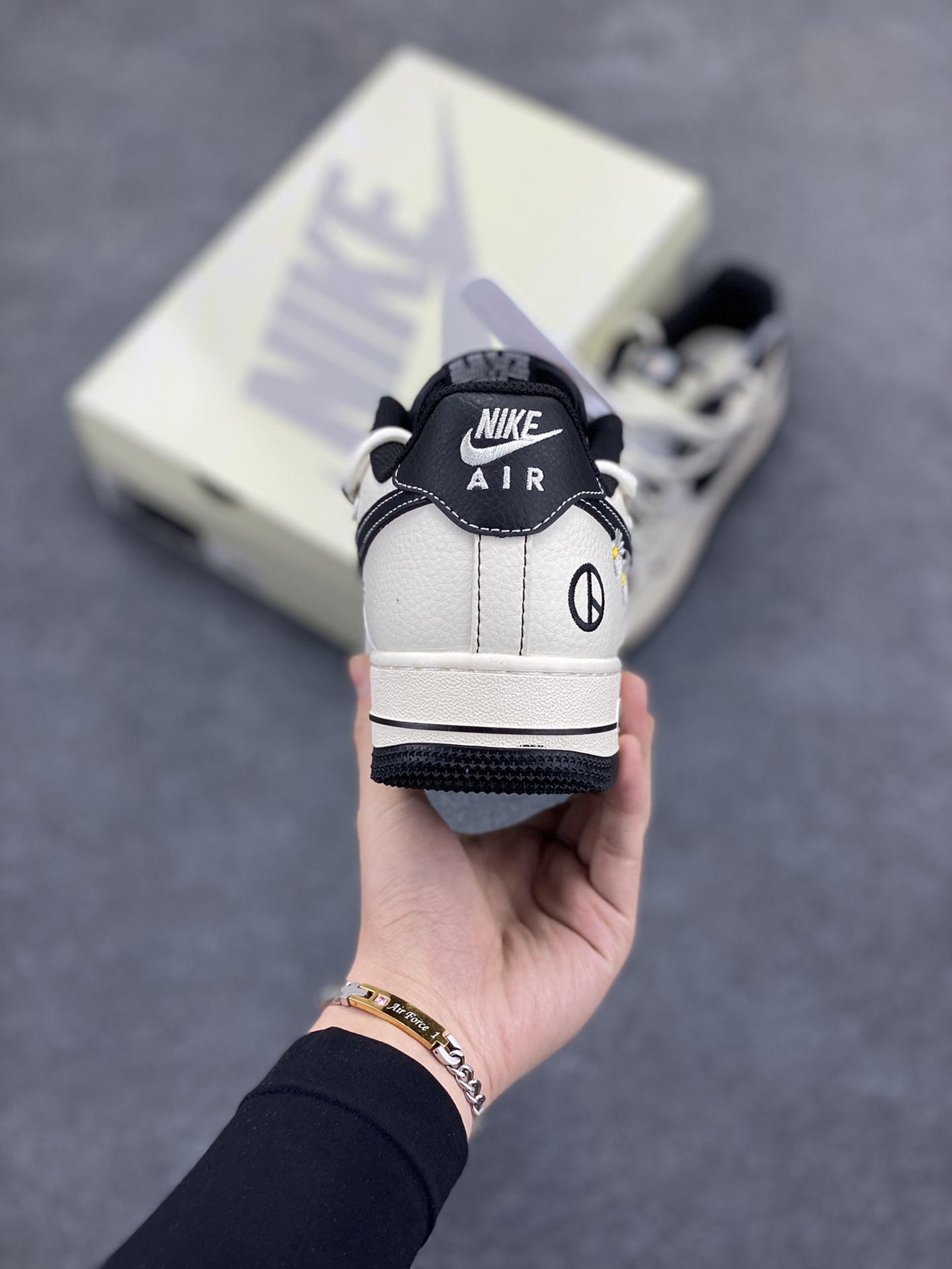 图片[4]-NIke Air Force 1 \’07 Low “权志龙联名–雏菊抽绳”空军一号 低帮 运动鞋 休闲鞋 折边针车 工艺难度大 原楦头原纸板 原装鞋盒 定制五金配件 内置全掌气垫 原厂鞋底 货号：DM6688-012 尺码：36 36.5 37.5 38 38.5 39 40 40.5 41 42 42.5 43 44 44.5 45-选品中心