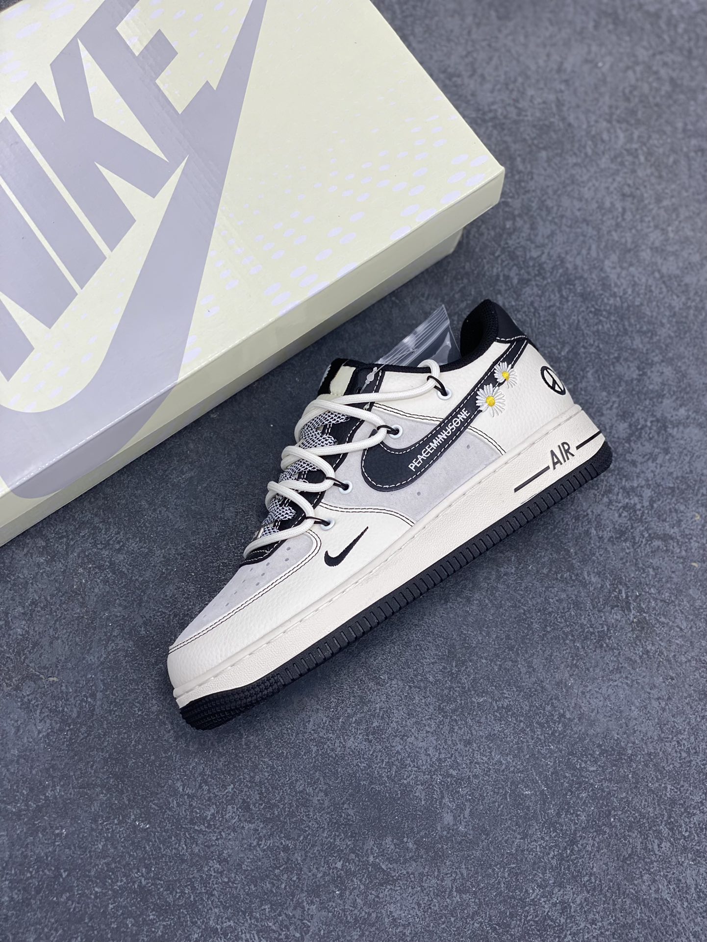 图片[7]-NIke Air Force 1 \’07 Low “权志龙联名–雏菊抽绳”空军一号 低帮 运动鞋 休闲鞋 折边针车 工艺难度大 原楦头原纸板 原装鞋盒 定制五金配件 内置全掌气垫 原厂鞋底 货号：DM6688-012 尺码：36 36.5 37.5 38 38.5 39 40 40.5 41 42 42.5 43 44 44.5 45-选品中心