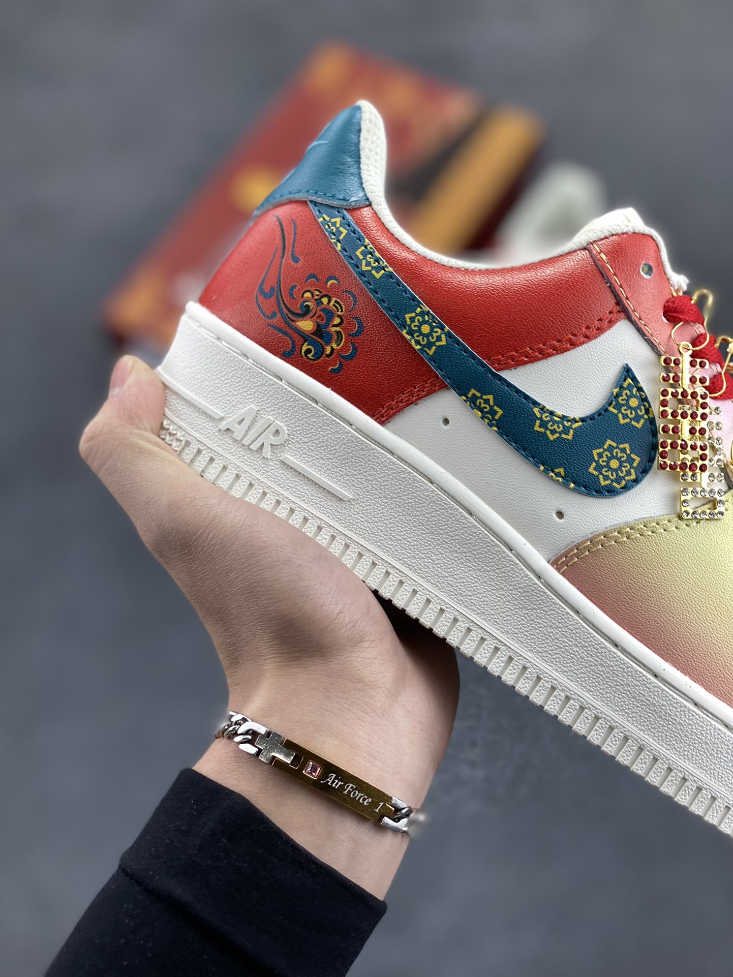图片[6]-国风定制✨Nike Air Force 1 Low \”喜结金缘” 汇聚古今之美，绽放婚典之光。以红蓝白为裳，织就纯洁与喜庆的华章。鞋面金色图腾，寓意福泽深长，好运连连。步入婚姻的殿堂，喜运金缘伴你每一步，见证永恒的幸福誓言。 货号：CW2288-111 尺码： 36 36.5 37 38 38.5 39 40 40.5 41 42 42.5 43 44 44.5 45-选品中心