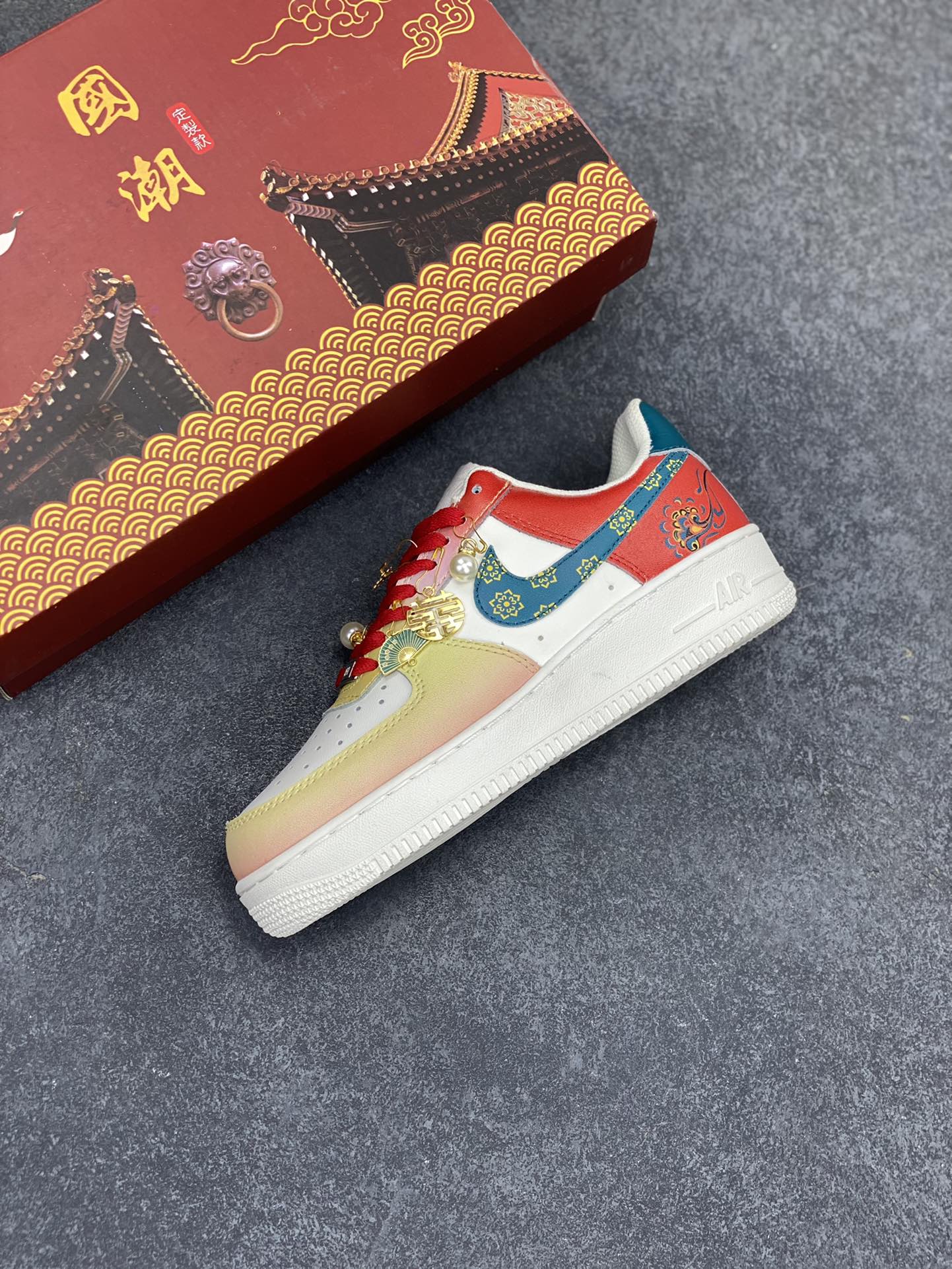 图片[7]-国风定制✨Nike Air Force 1 Low \”喜结金缘” 汇聚古今之美，绽放婚典之光。以红蓝白为裳，织就纯洁与喜庆的华章。鞋面金色图腾，寓意福泽深长，好运连连。步入婚姻的殿堂，喜运金缘伴你每一步，见证永恒的幸福誓言。 货号：CW2288-111 尺码： 36 36.5 37 38 38.5 39 40 40.5 41 42 42.5 43 44 44.5 45-选品中心