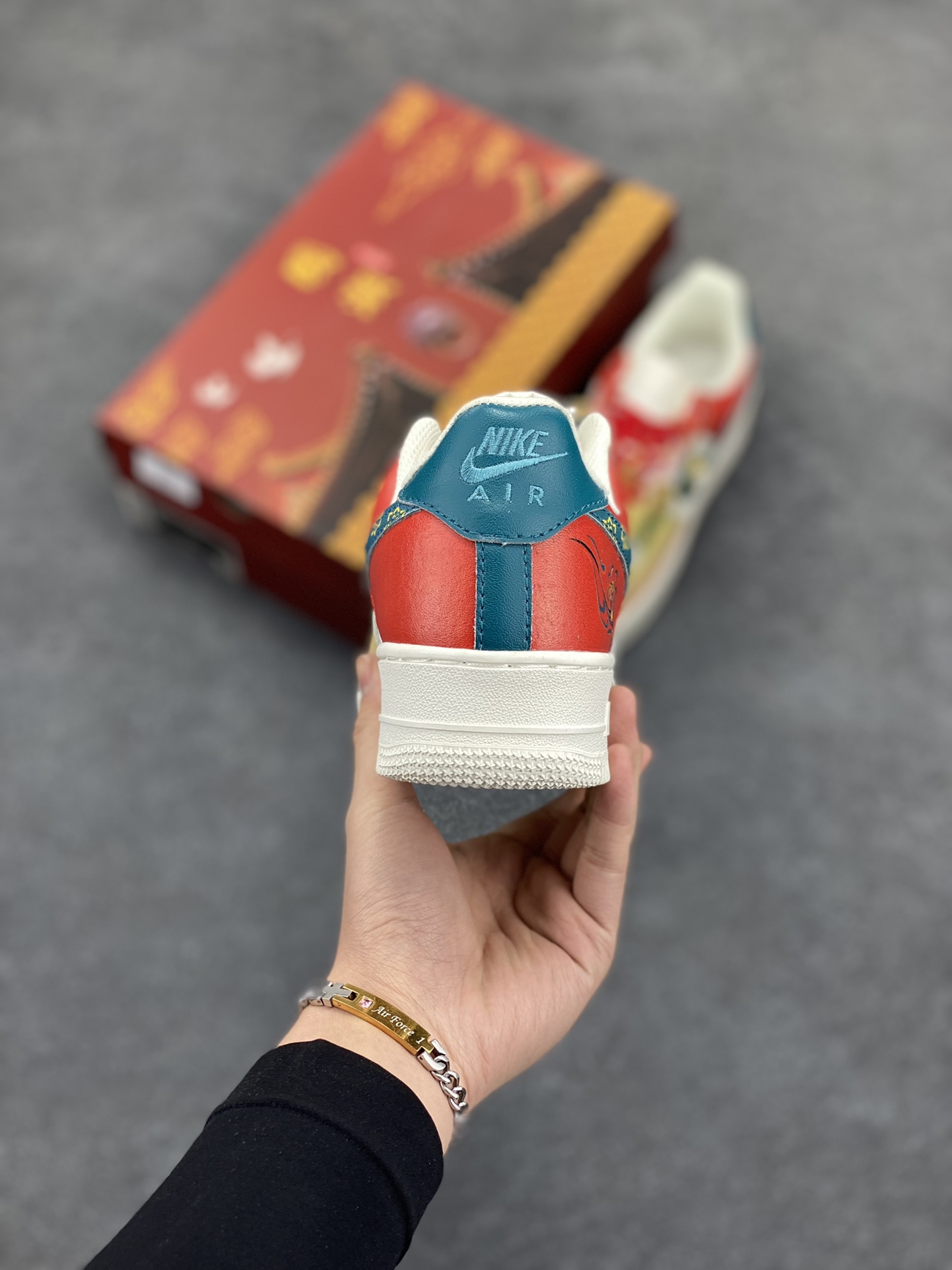 图片[4]-国风定制✨Nike Air Force 1 Low \”喜结金缘” 汇聚古今之美，绽放婚典之光。以红蓝白为裳，织就纯洁与喜庆的华章。鞋面金色图腾，寓意福泽深长，好运连连。步入婚姻的殿堂，喜运金缘伴你每一步，见证永恒的幸福誓言。 货号：CW2288-111 尺码： 36 36.5 37 38 38.5 39 40 40.5 41 42 42.5 43 44 44.5 45-选品中心