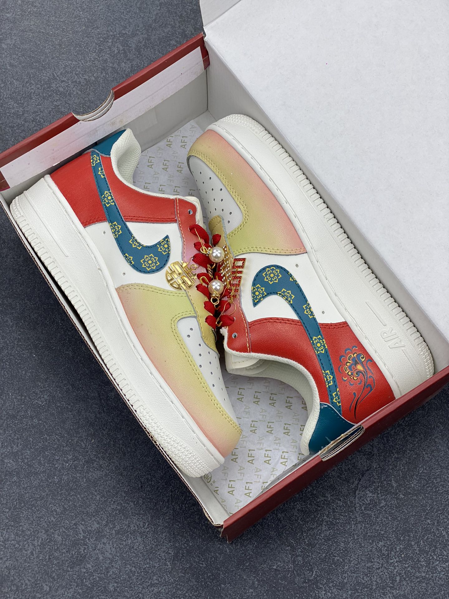 图片[9]-国风定制✨Nike Air Force 1 Low \”喜结金缘” 汇聚古今之美，绽放婚典之光。以红蓝白为裳，织就纯洁与喜庆的华章。鞋面金色图腾，寓意福泽深长，好运连连。步入婚姻的殿堂，喜运金缘伴你每一步，见证永恒的幸福誓言。 货号：CW2288-111 尺码： 36 36.5 37 38 38.5 39 40 40.5 41 42 42.5 43 44 44.5 45-选品中心