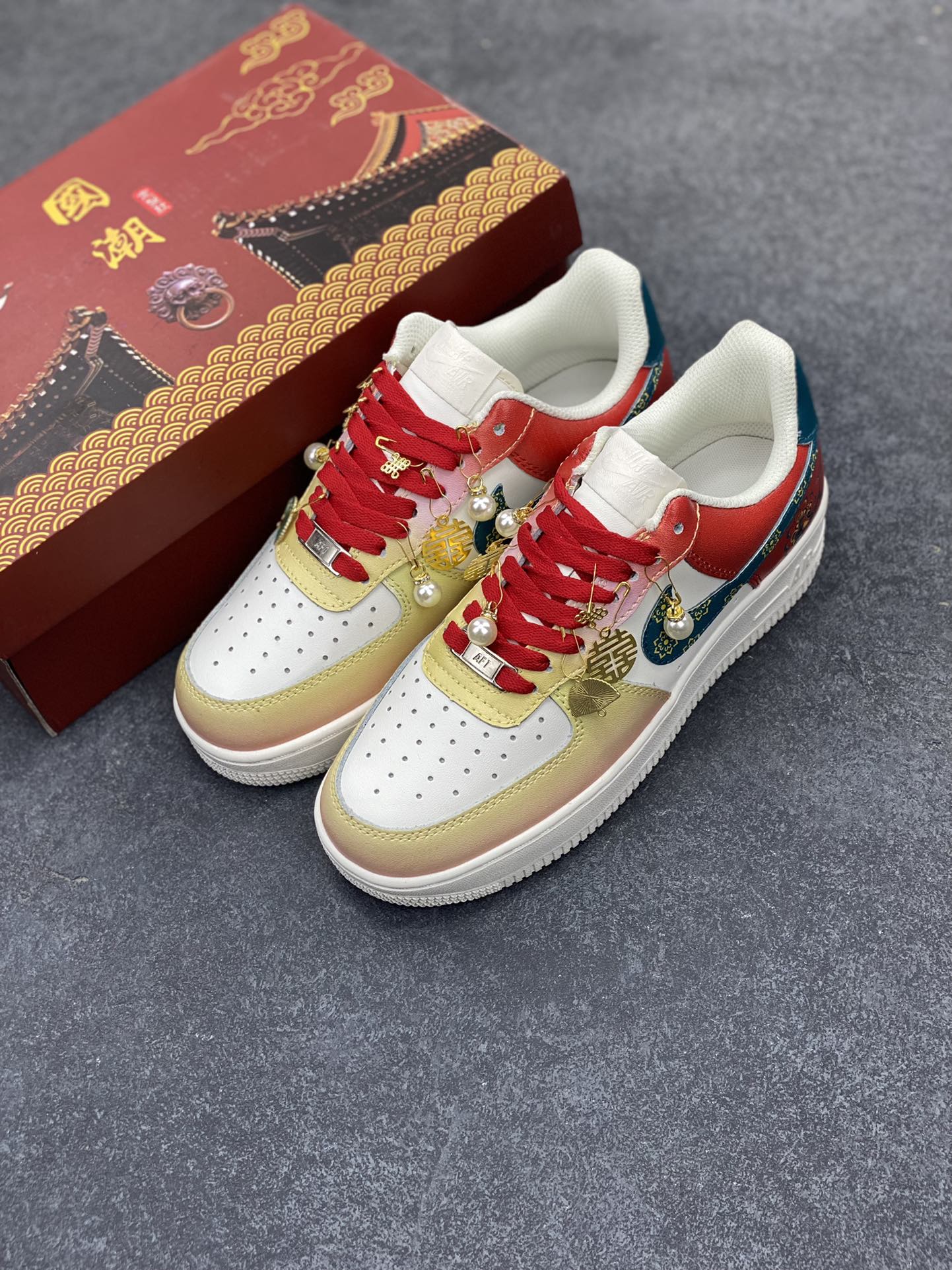 图片[8]-国风定制✨Nike Air Force 1 Low \”喜结金缘” 汇聚古今之美，绽放婚典之光。以红蓝白为裳，织就纯洁与喜庆的华章。鞋面金色图腾，寓意福泽深长，好运连连。步入婚姻的殿堂，喜运金缘伴你每一步，见证永恒的幸福誓言。 货号：CW2288-111 尺码： 36 36.5 37 38 38.5 39 40 40.5 41 42 42.5 43 44 44.5 45-选品中心