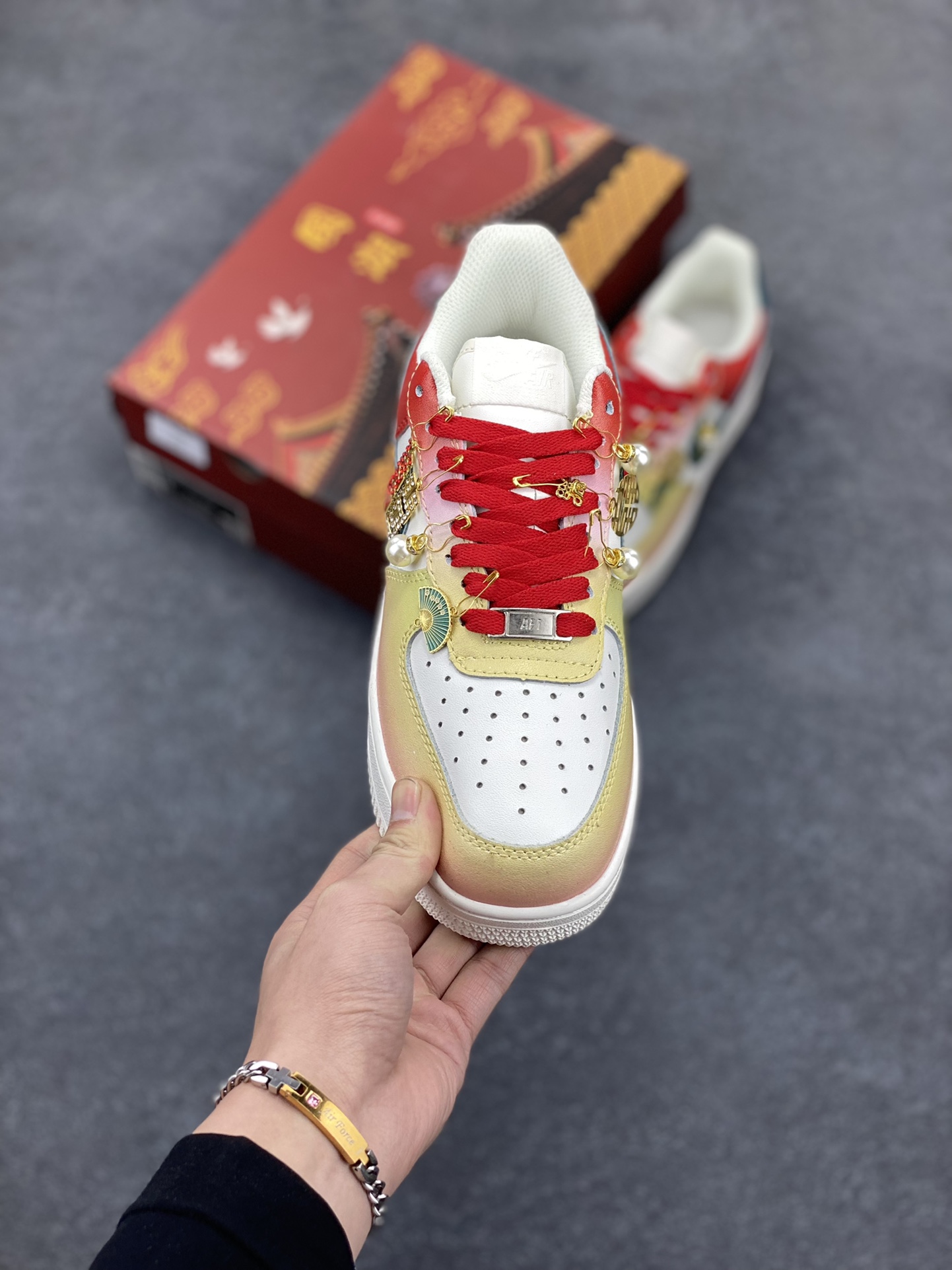 图片[2]-国风定制✨Nike Air Force 1 Low \”喜结金缘” 汇聚古今之美，绽放婚典之光。以红蓝白为裳，织就纯洁与喜庆的华章。鞋面金色图腾，寓意福泽深长，好运连连。步入婚姻的殿堂，喜运金缘伴你每一步，见证永恒的幸福誓言。 货号：CW2288-111 尺码： 36 36.5 37 38 38.5 39 40 40.5 41 42 42.5 43 44 44.5 45-选品中心