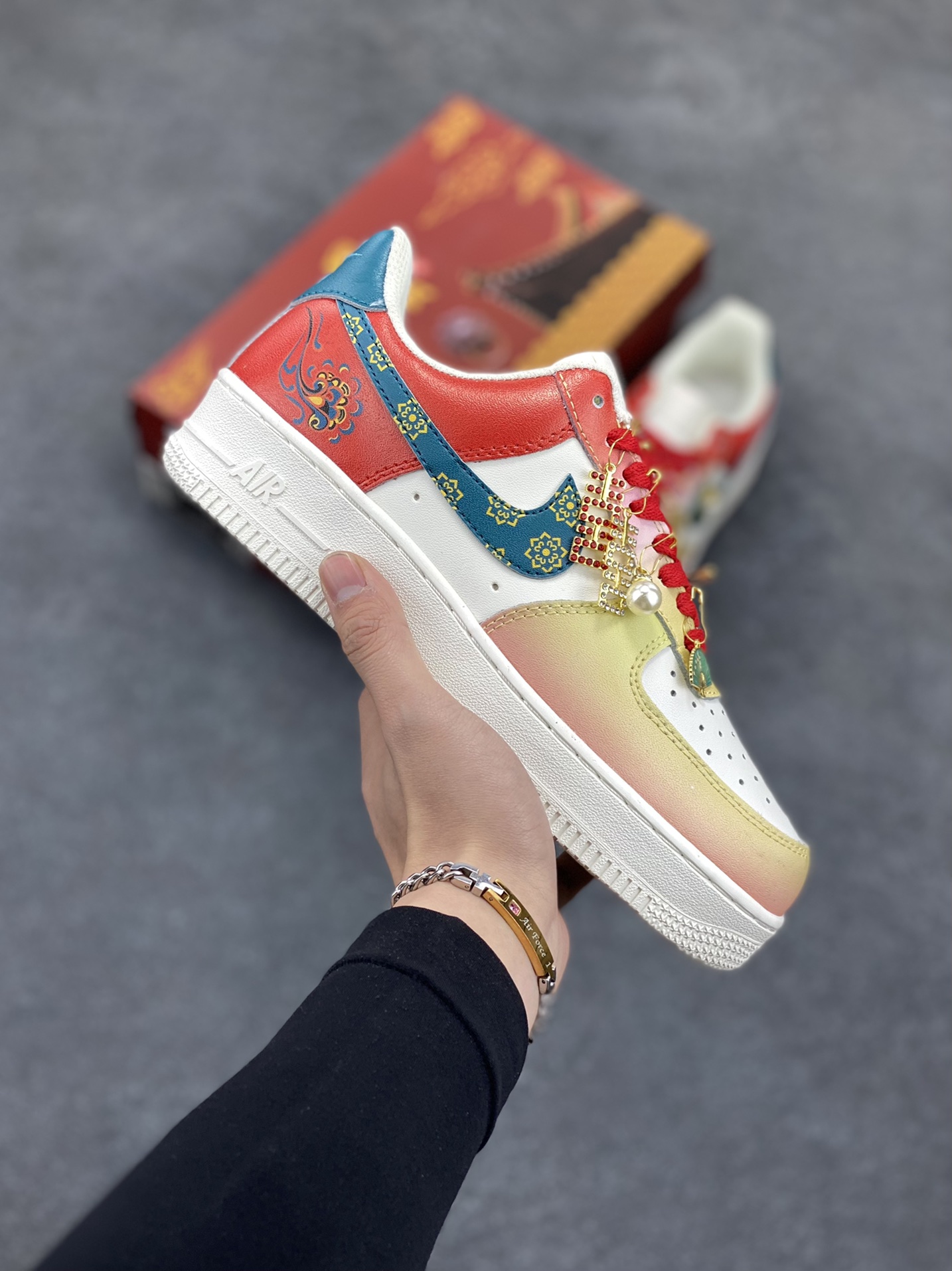 国风定制✨Nike Air Force 1 Low \”喜结金缘” 汇聚古今之美,绽放婚典之光。以红蓝白为裳,织就纯洁与喜庆的华章。鞋面金色图腾,寓意福泽深长,好运连连。步入婚姻的殿堂,喜运金缘伴你每一步,见证永恒的幸福誓言。 货号:CW2288-111 尺码: 36 36.5 37 38 38.5 39 40 40.5 41 42 42.5 43 44 44.5 45-选品中心