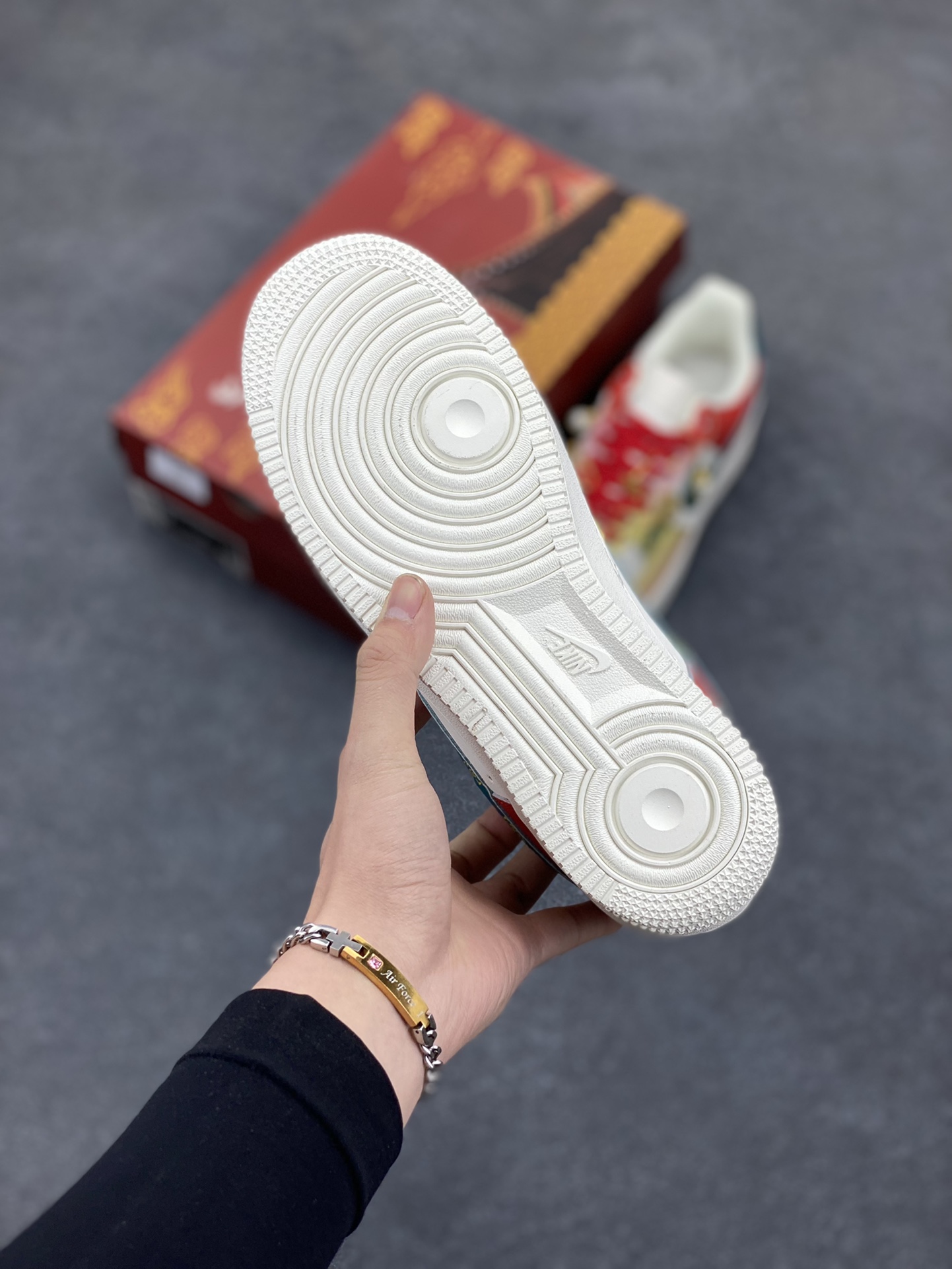 图片[5]-国风定制✨Nike Air Force 1 Low \”喜结金缘” 汇聚古今之美，绽放婚典之光。以红蓝白为裳，织就纯洁与喜庆的华章。鞋面金色图腾，寓意福泽深长，好运连连。步入婚姻的殿堂，喜运金缘伴你每一步，见证永恒的幸福誓言。 货号：CW2288-111 尺码： 36 36.5 37 38 38.5 39 40 40.5 41 42 42.5 43 44 44.5 45-选品中心