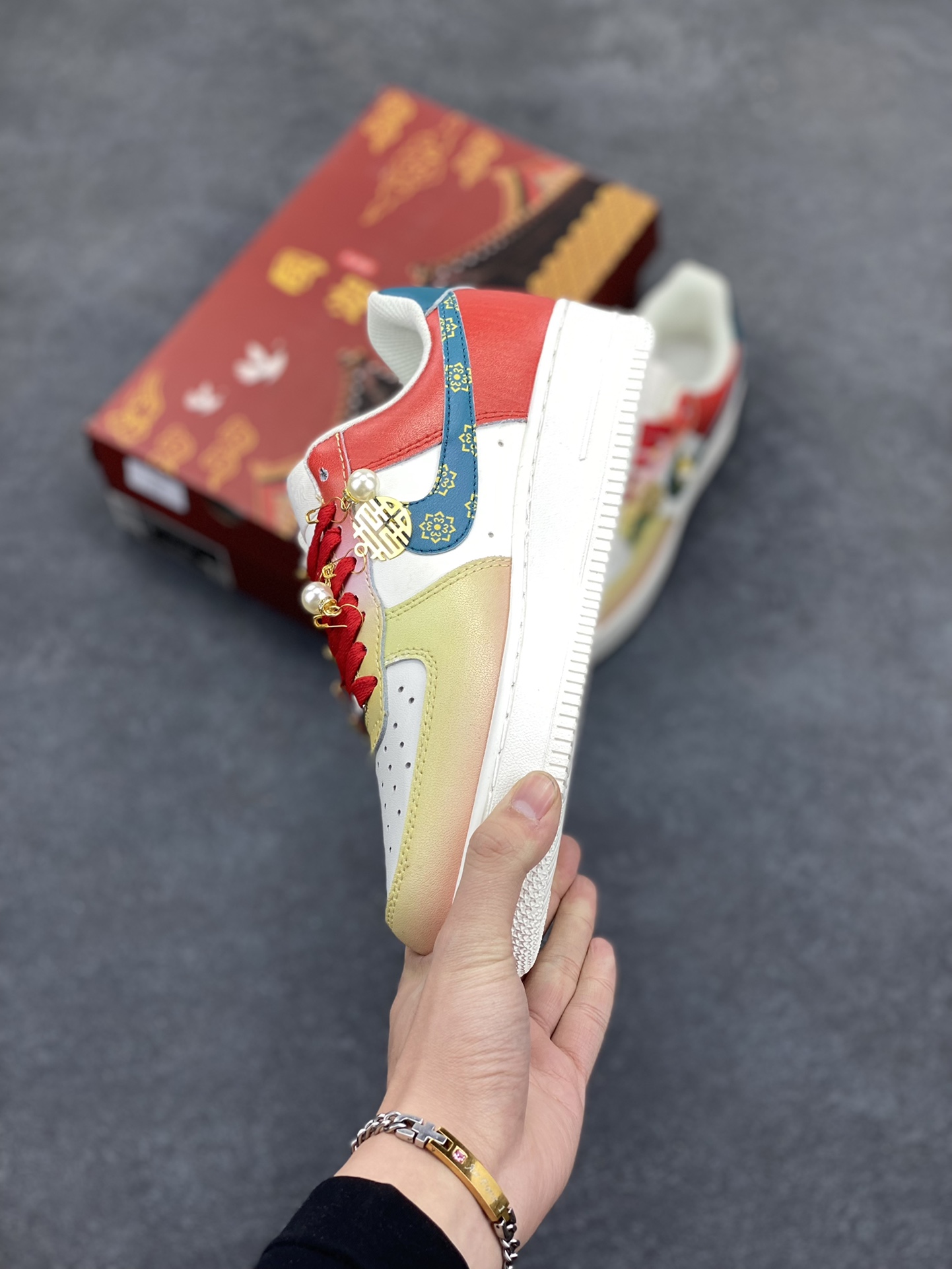 图片[3]-国风定制✨Nike Air Force 1 Low \”喜结金缘” 汇聚古今之美，绽放婚典之光。以红蓝白为裳，织就纯洁与喜庆的华章。鞋面金色图腾，寓意福泽深长，好运连连。步入婚姻的殿堂，喜运金缘伴你每一步，见证永恒的幸福誓言。 货号：CW2288-111 尺码： 36 36.5 37 38 38.5 39 40 40.5 41 42 42.5 43 44 44.5 45-选品中心
